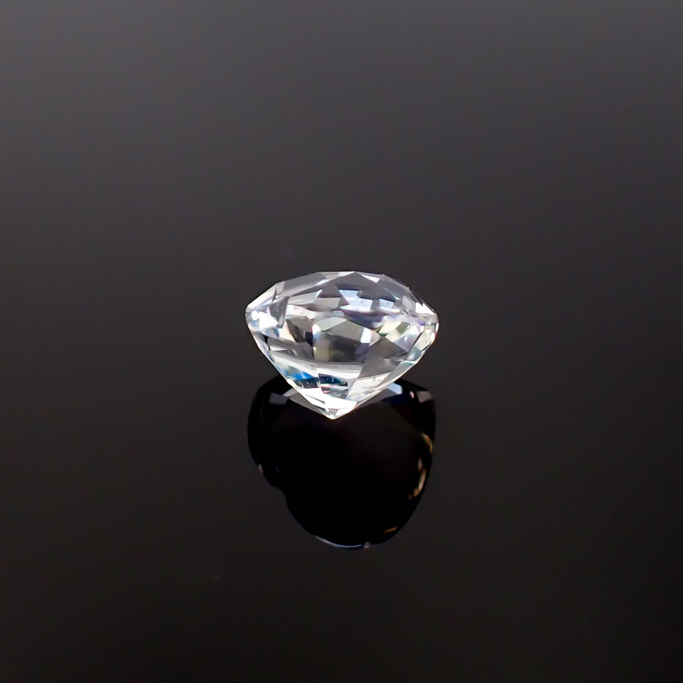 レインボームーンストーン マダガスカル産 1.03ct / 6.9x6.2mm前後 [260632380]