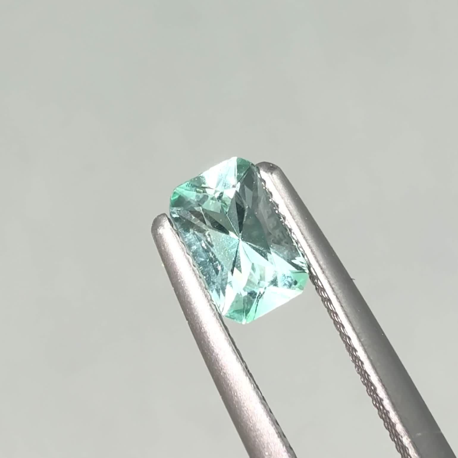 ミントベリル　ナイジェリア産 ミントベリル ナイジェリア産 0.37ct / 5.7x3.6mm前後 [250430197