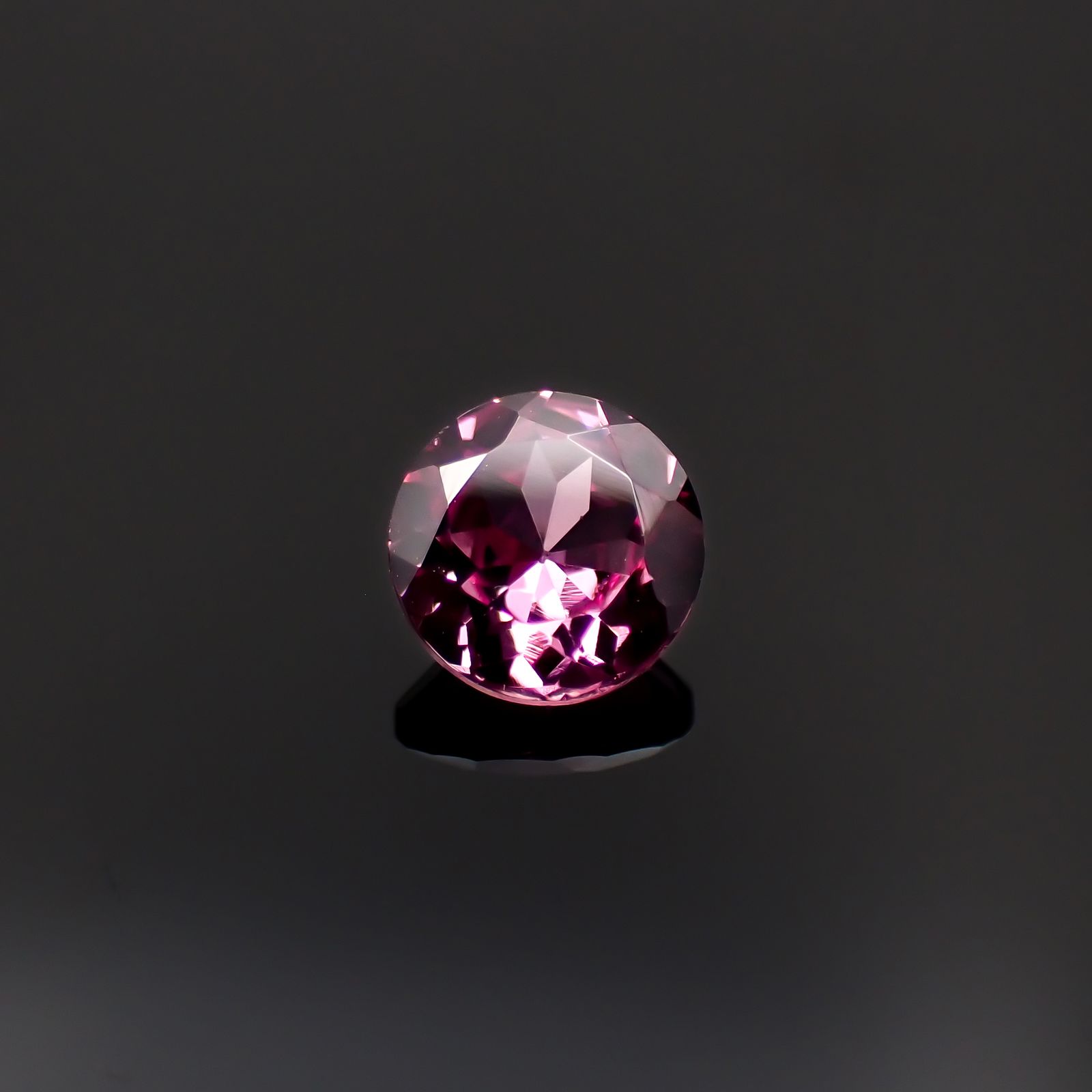 カラーシフトマラヤガーネット タンザニア産 1.01ct[231124339]6x6mm前後
