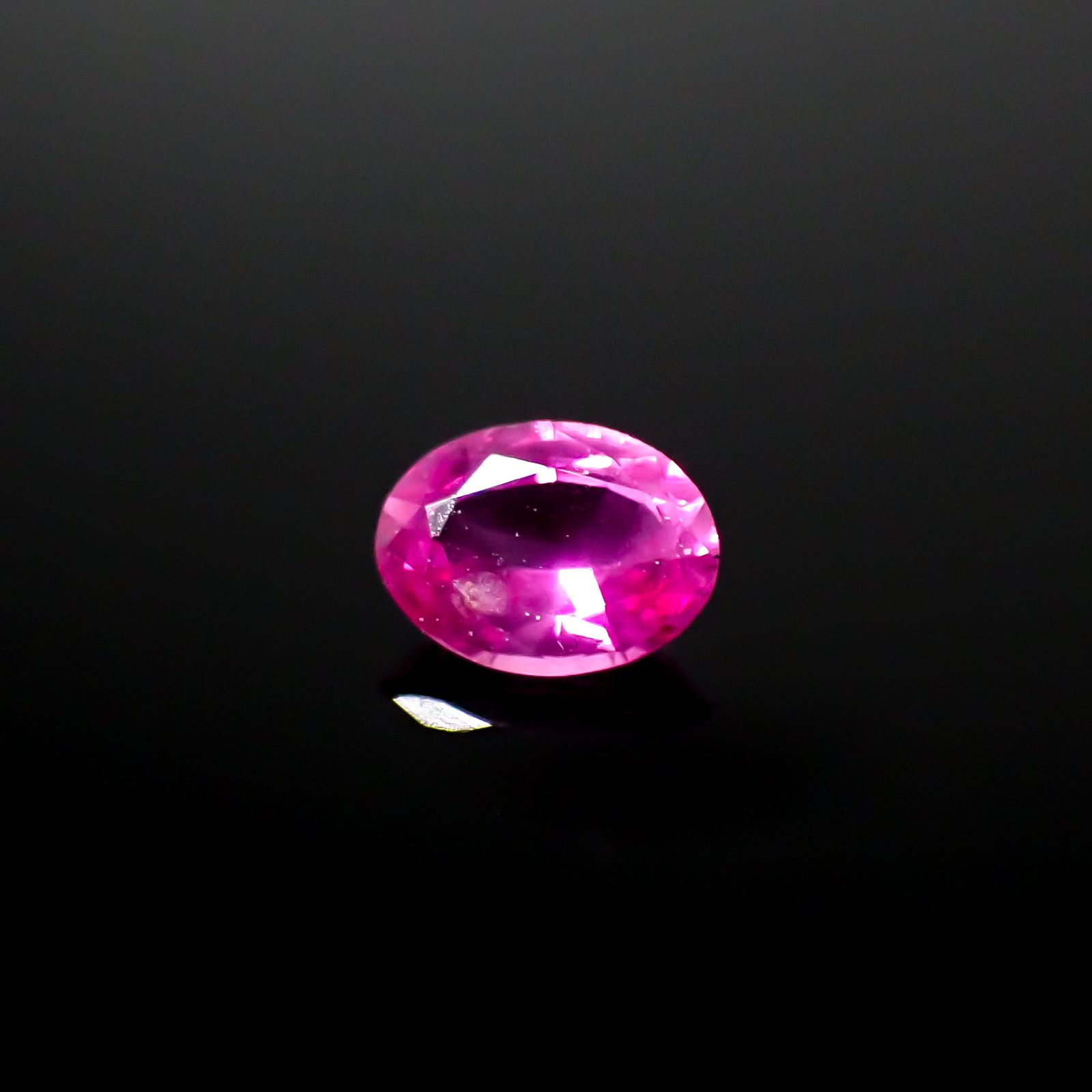 ネオンピンクサファイア スリランカ産 0.17ct[240728545]4x3mm前後