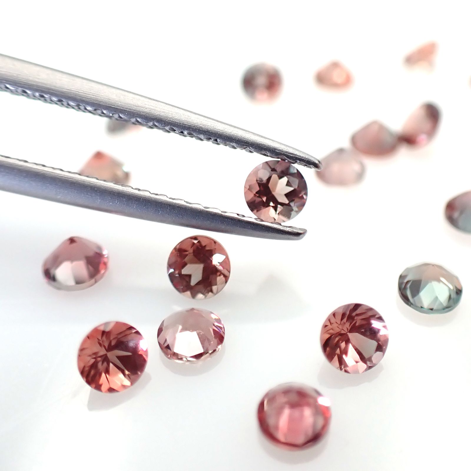 <ランダムセレクト1個販売>バイカラーアンデシン モンゴル産 約0.10ct [250129742-PAC]3x3mm前後
