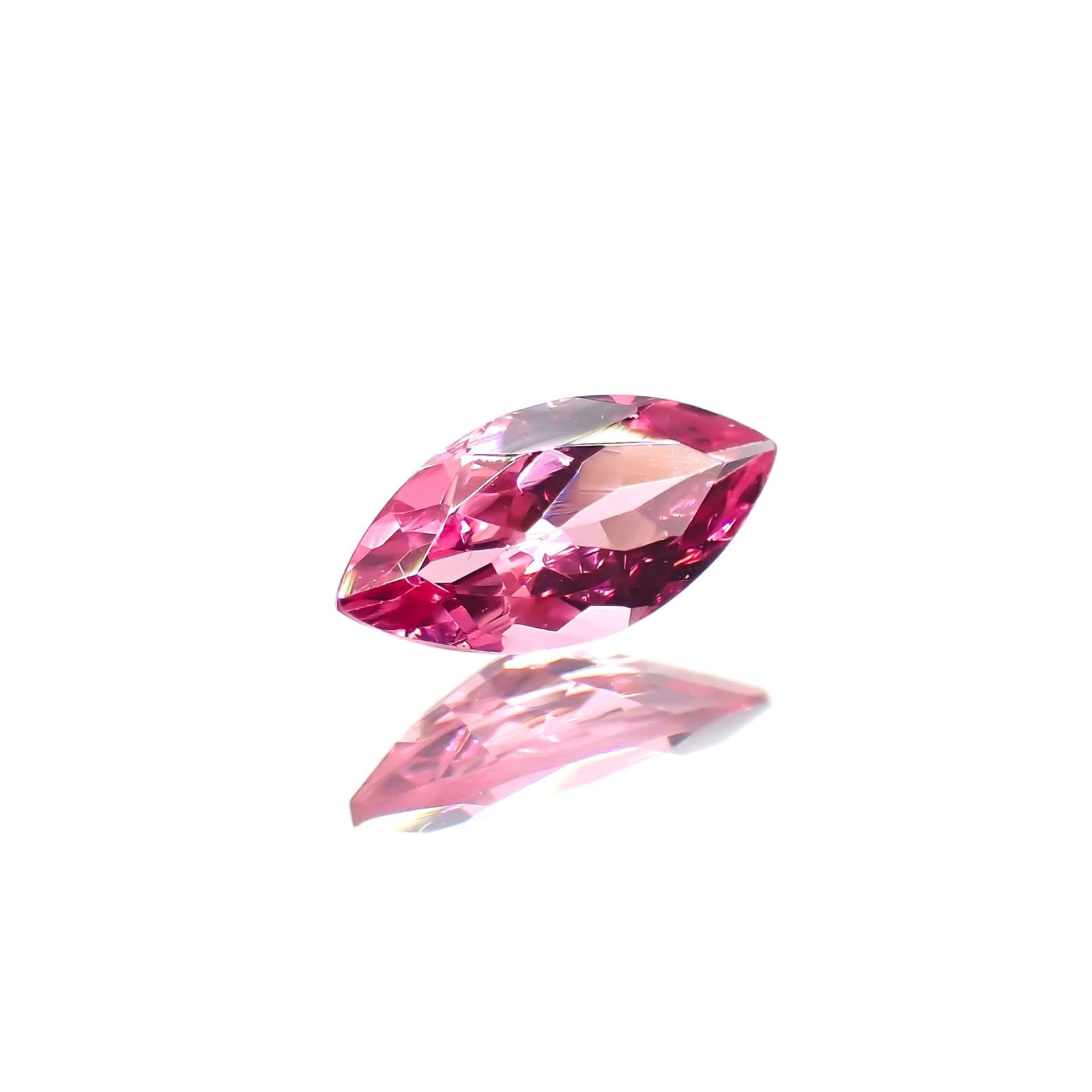 ホットピンクスピネル(宝石名ピンク・スピネル)タンザニア産 識別済 0.35ct / 7x3.4mm前後 [230823040]