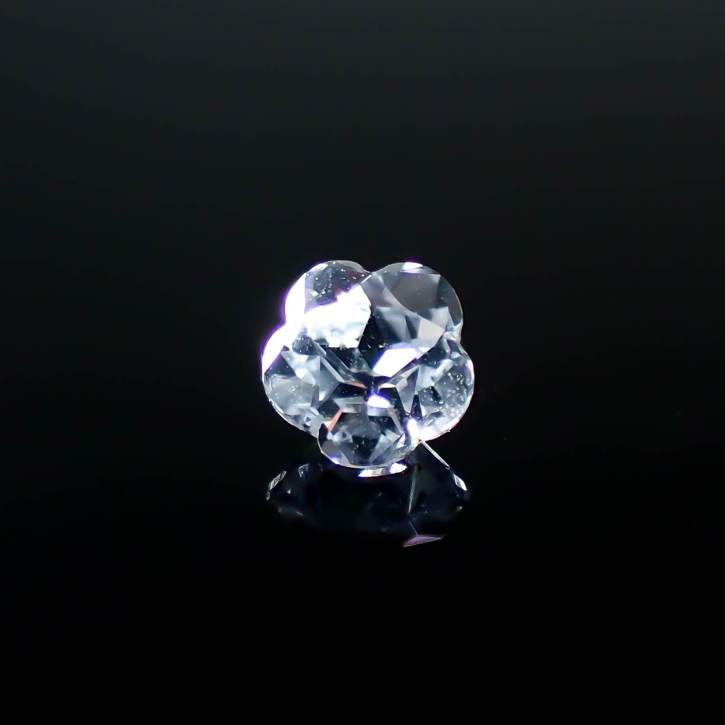◇カスタム・フラワーカット◇カラーレスサファイア スリランカ/マダガスカル産 0.23ct [250830977]3.4x3.5mm前後