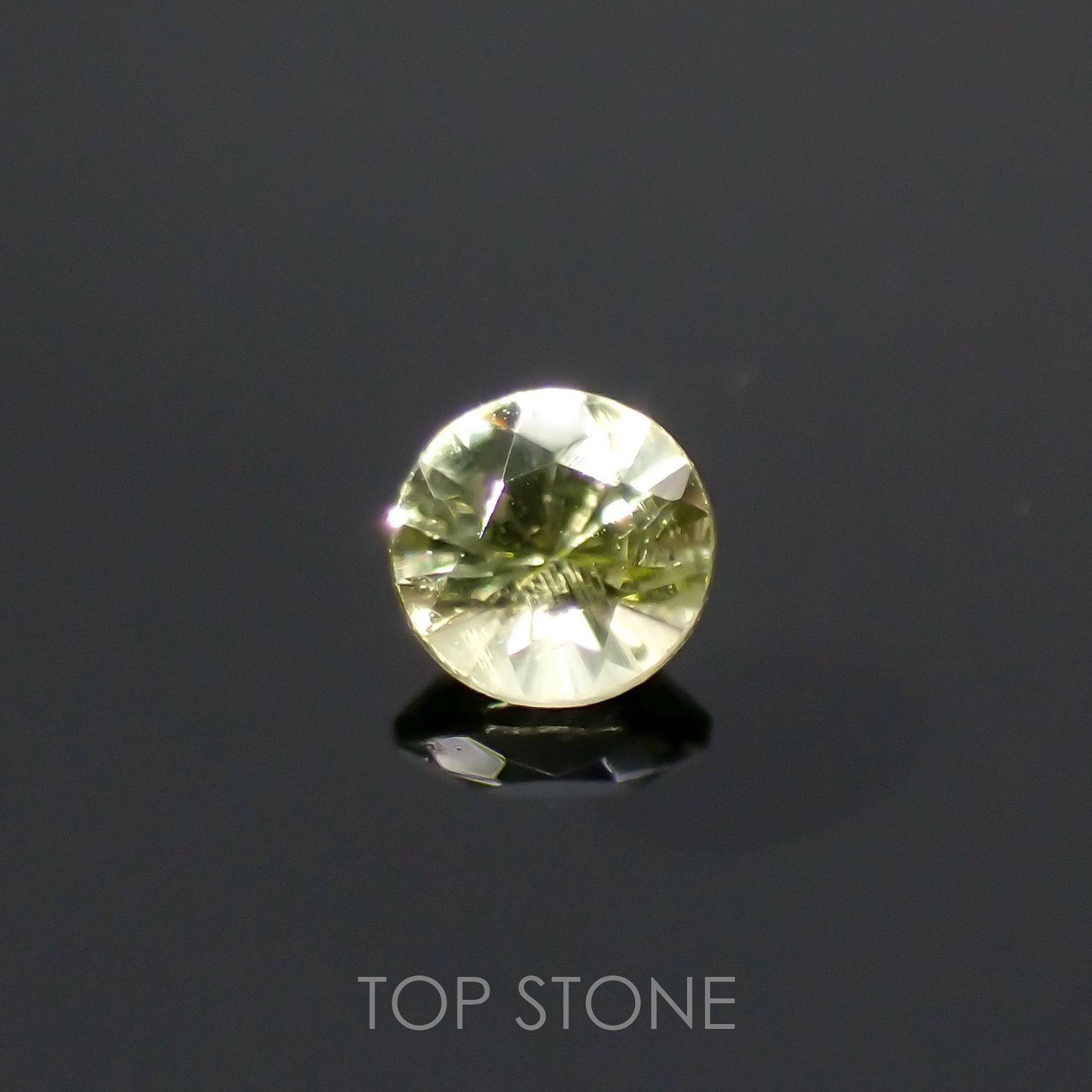 パラサイティックペリドット(宝石名ペリドット) 採取地：ロシア 0.045ct 識別済[210812868]2×2mm前後