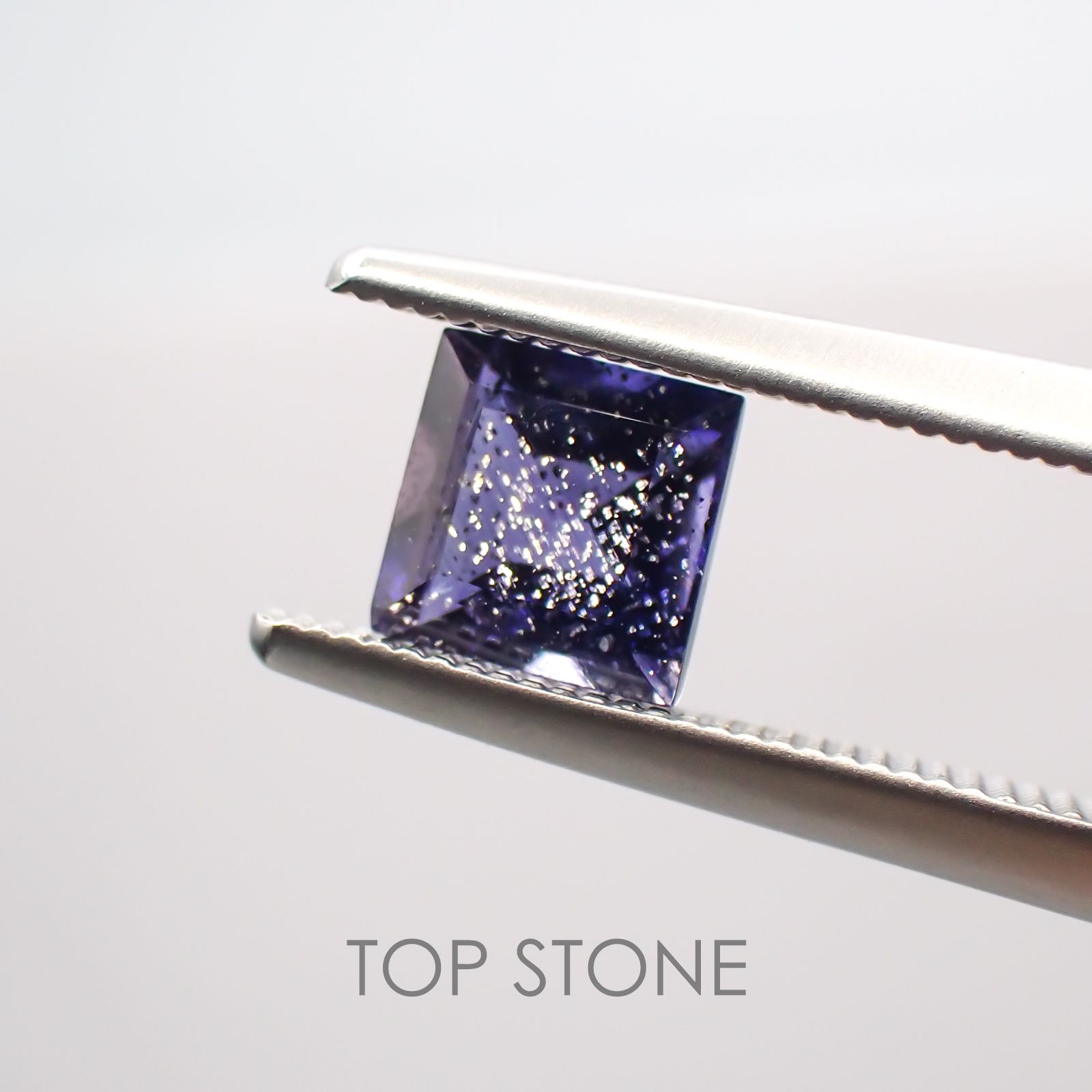 アイオライトサンストーン ブラジル・インド産 ルース 0.67ct[210310439]5.2×5.2mm前後
