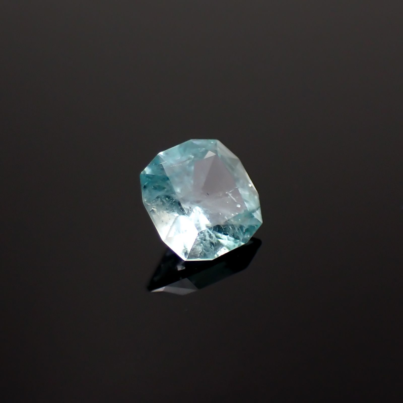 ◇カスタムカット◇ユークレース(宝石名ブルー・ユークレース)コロンビア産 0.487ct ソ付(彩珠)[221018844]5.1x5mm前後