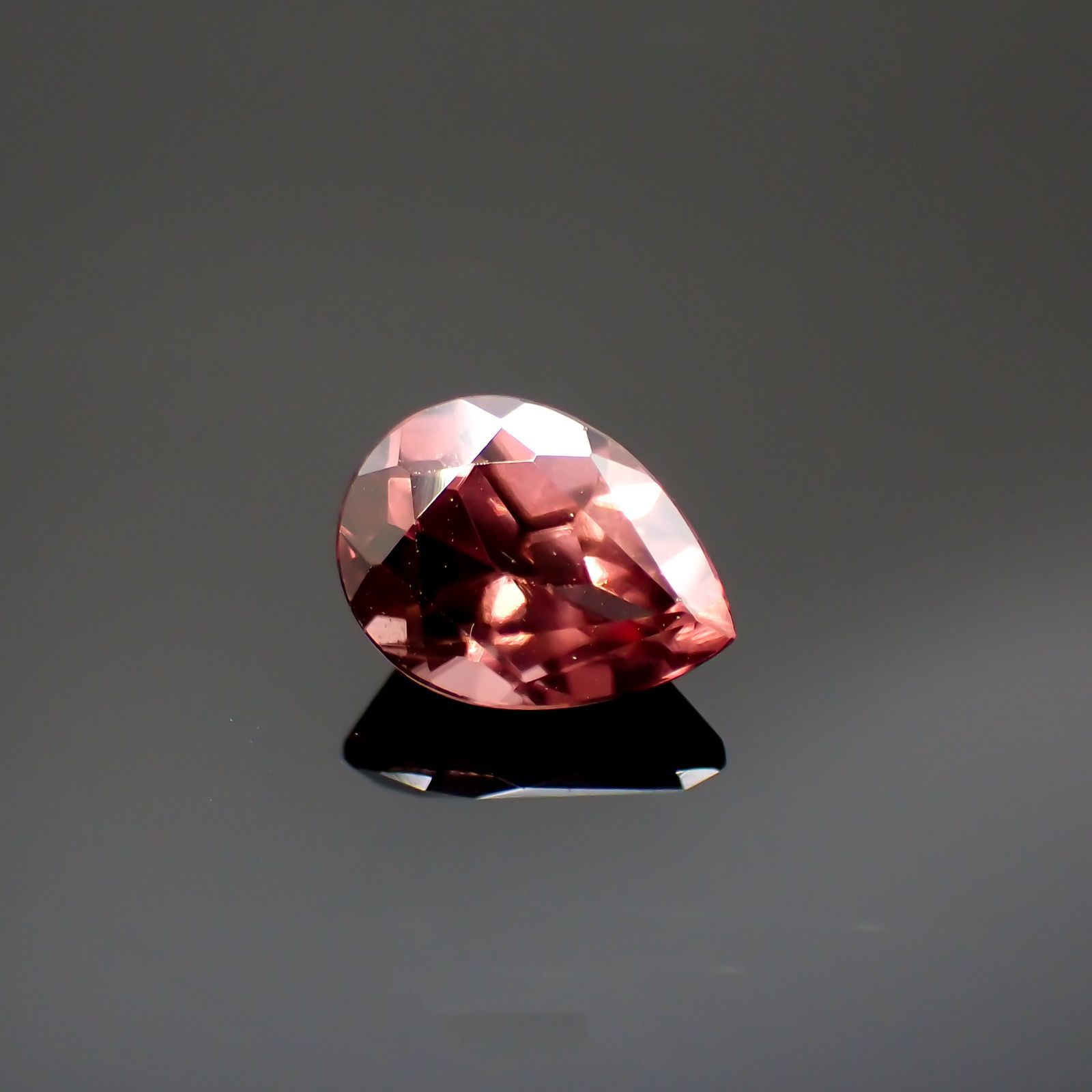 ピンクジルコン(宝石名ジルコン)スリランカ/カンボジア産 1.69ct 識別済[220114926]7.9x5.9mm前後