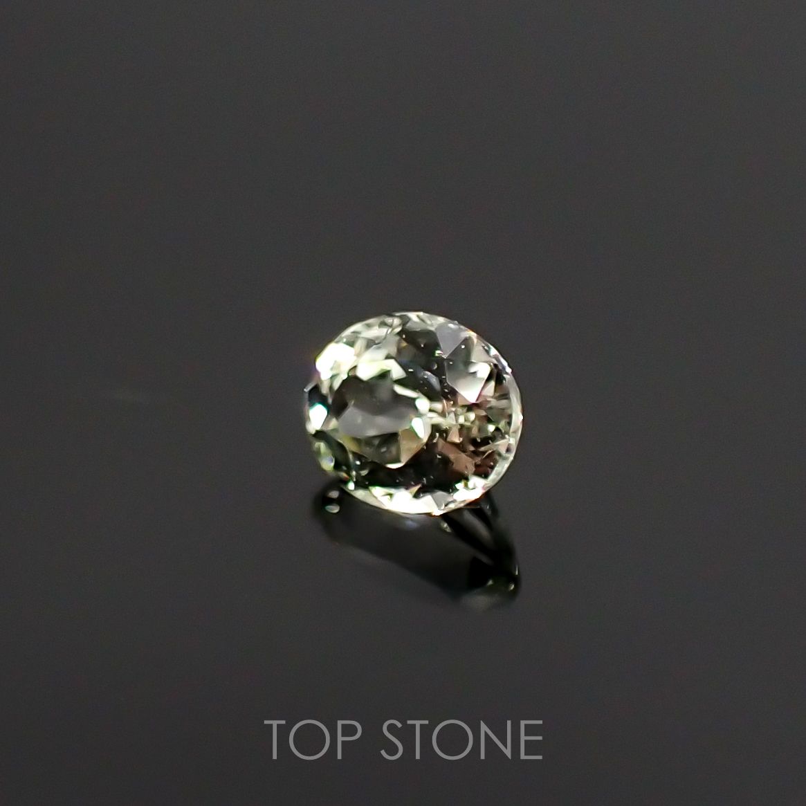 リューコガーネット(宝石名ホワイト グロッシュラー・ガーネット) ビルマ産 0.28ct 識別済[210711542]4.1×3.4mm前後