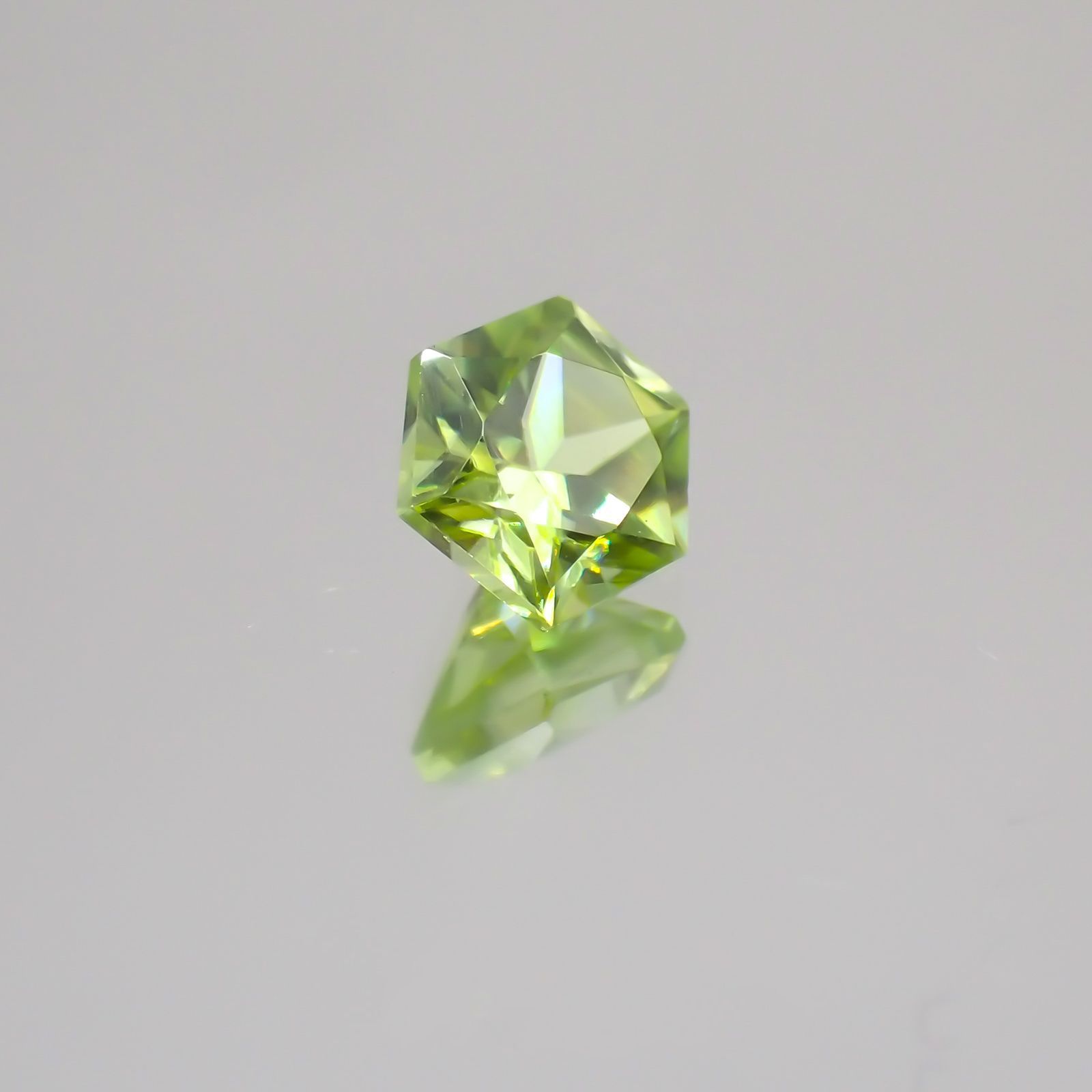 ◇ヘキサゴンカット◇スフェーン(宝石名スフェーン)マダガスカル産 0.56ct 識別済[231224438]4.8x4.8mm前後