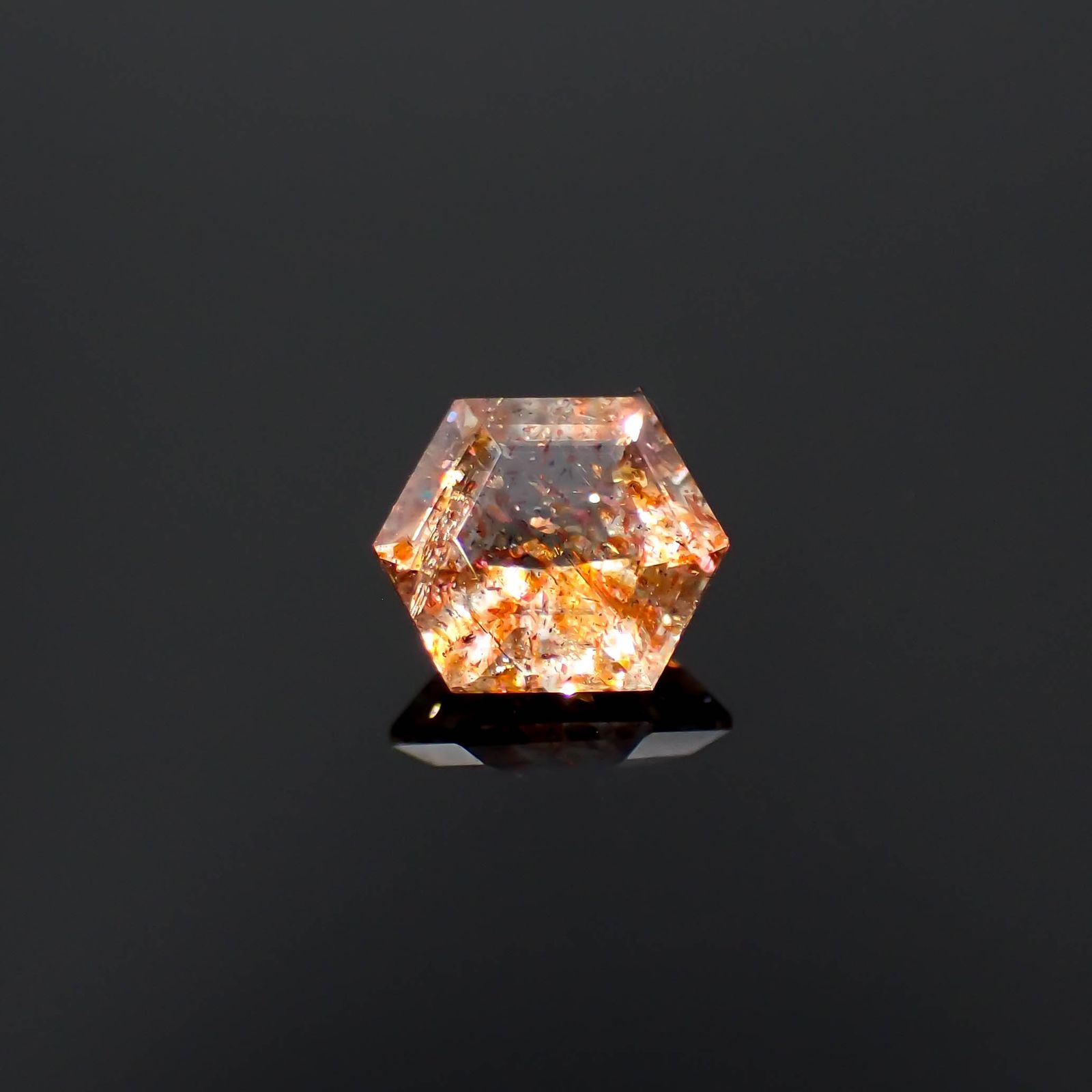 ◇ヘキサゴンカット◇イリュージョンサンストーンイリュージョンサンストーン タンザニア産 0.37ct[230320961]4.8x4.5mm前後