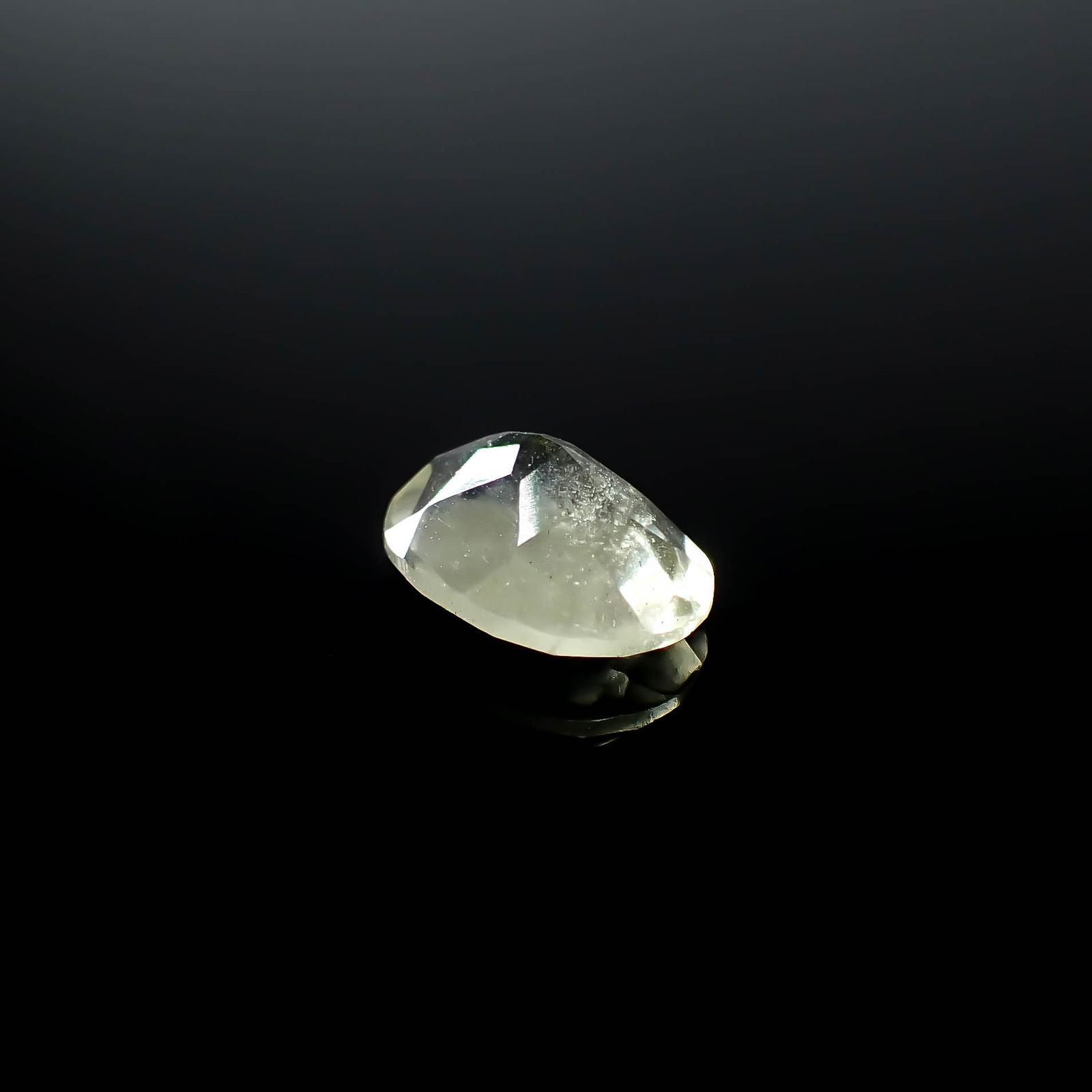 リビアングラス 発見地：エジプト・リビア砂漠産 2.84ct / 12x8.9mm前後 [251131303]