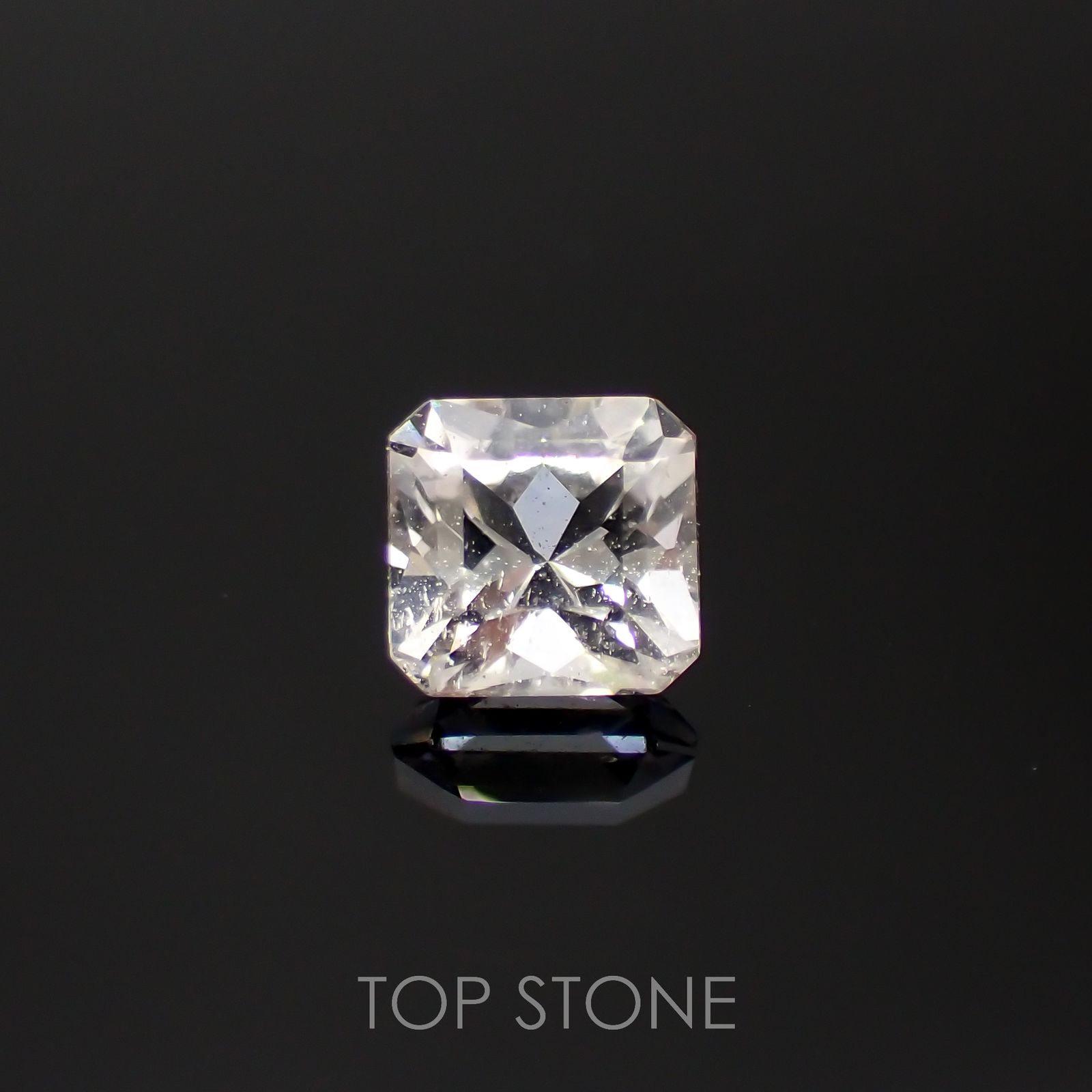 フェナカイト(宝石名フェナカイト)マダガスカル産 0.84ct 識別済[220817212]5.4x5.4mm前後