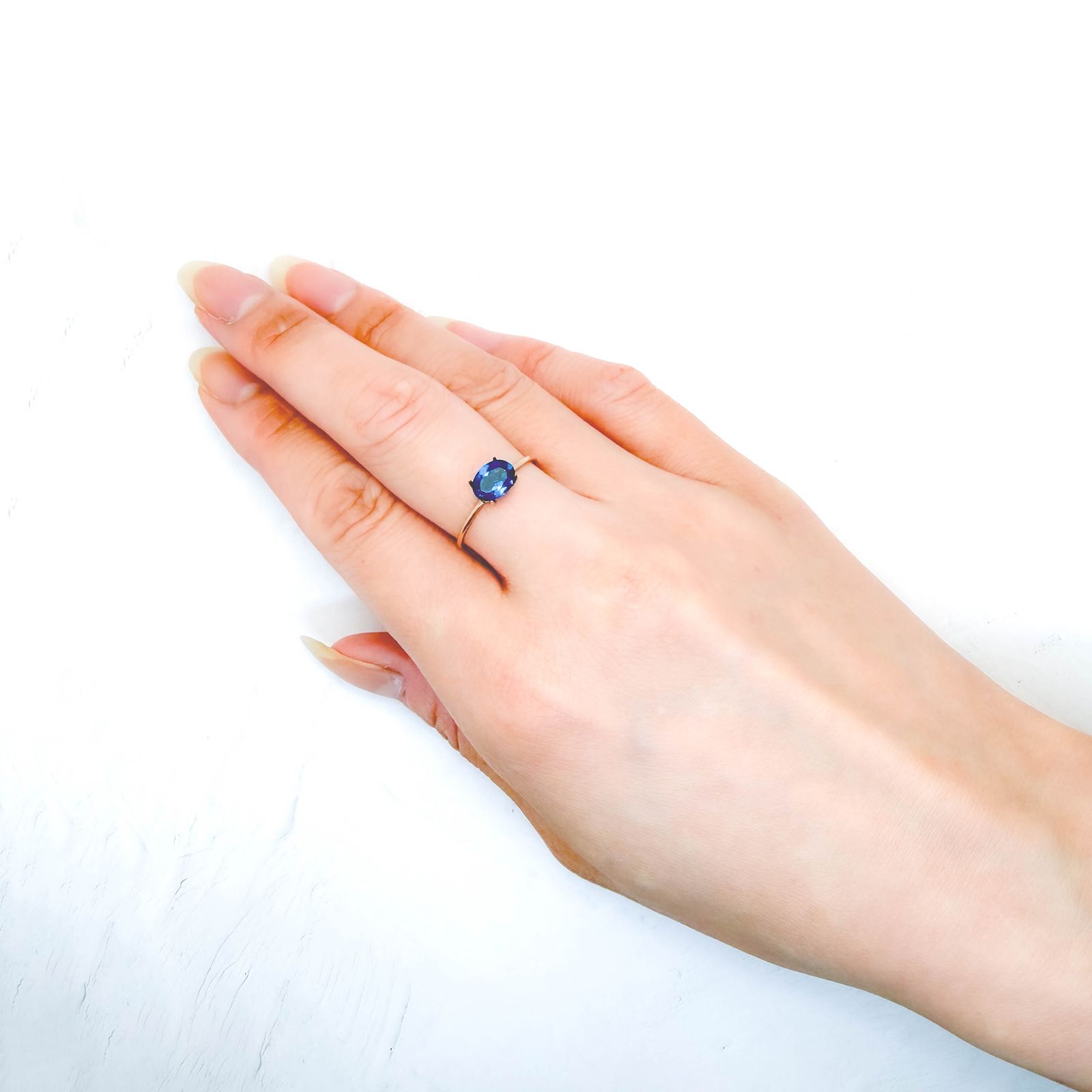 ディープブルーアパタイト マダガスカル産 0.72ct / 7.1x5.1mm前後 [260732596]