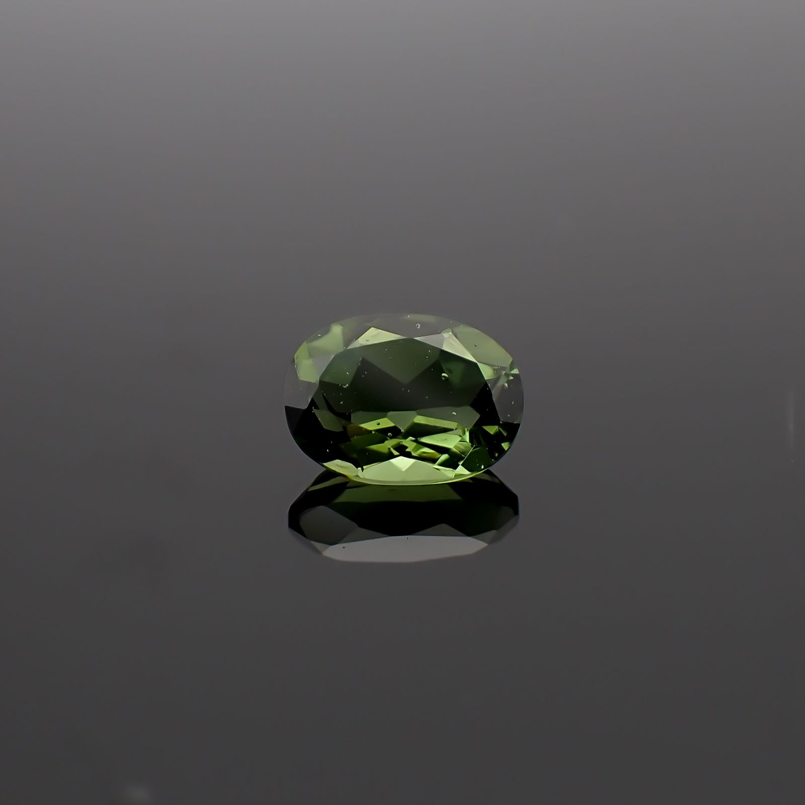 モルダバイト 発見地：旧チェコスロバキア 1.07ct / 8.1x5.9mm前後 [260832691]