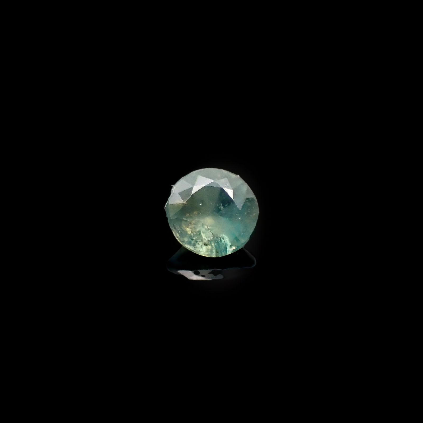 シルキーアレキサンドライト ブラジル産/EmeraldMains社製 0.053ct[240527609]2.3x2.3mm前後
