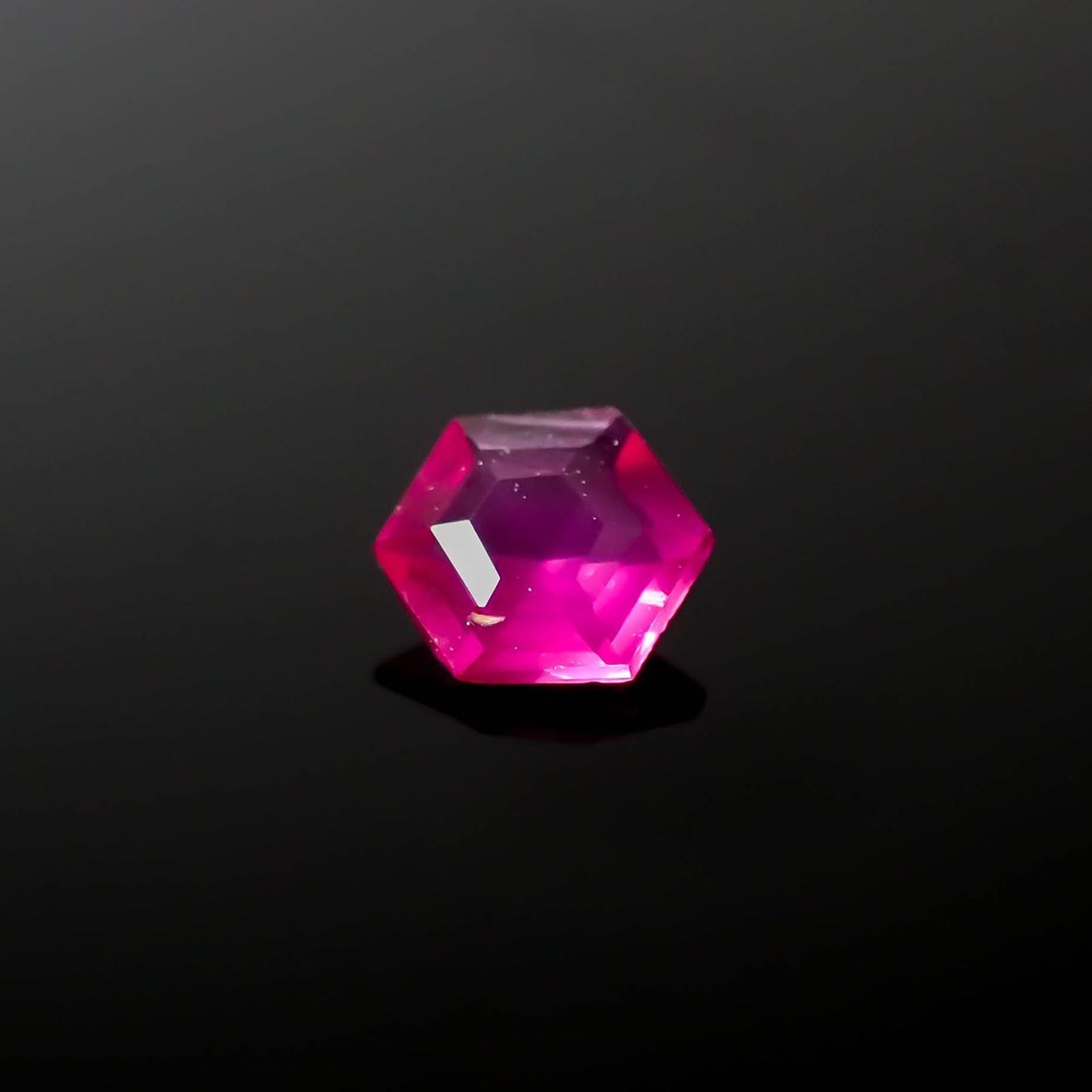 ◇ヘキサゴンカット◇ルビー 非加熱 モザンビーク産 0.11ct / 3x3mm前後 [240427102]