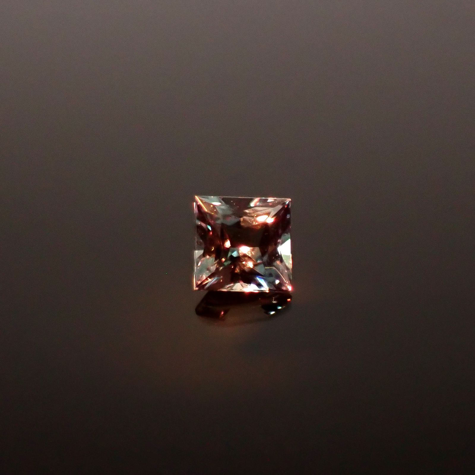 ◇プリンセスカット◇アレキサンドライト ブラジル産 EmeraldMains社製 0.089ct / 2.4x2.4mm前後 [260131568]
