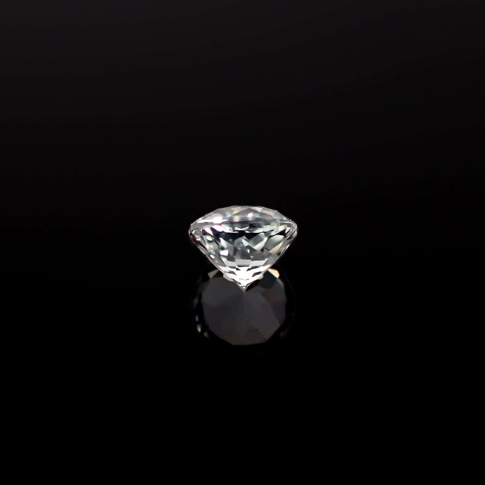 アクロアイト ナイジェリア産 0.25ct / 3.9x3.8mm前後 [251231356]