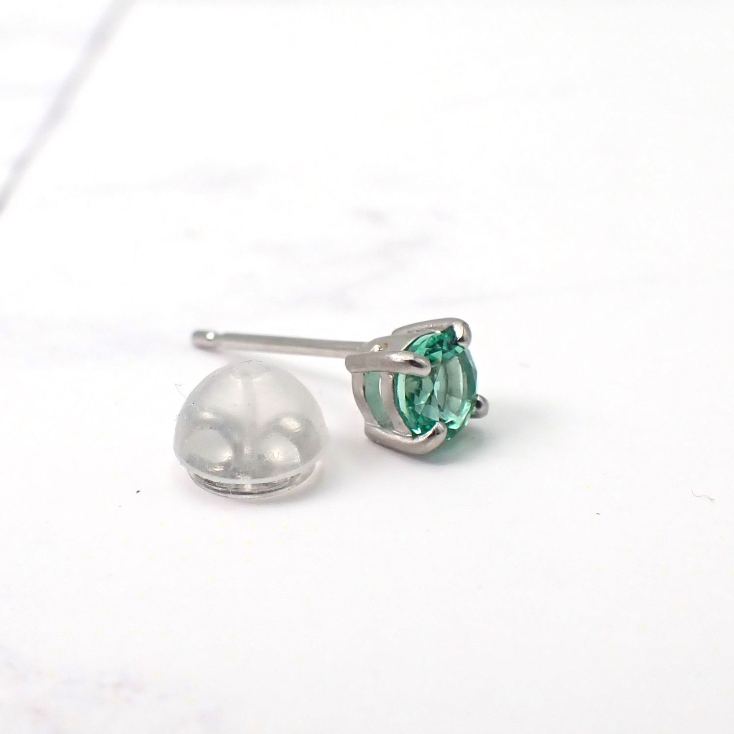 ピアス空枠：石留め▶ノンオイルエメラルド（お客様製作例）