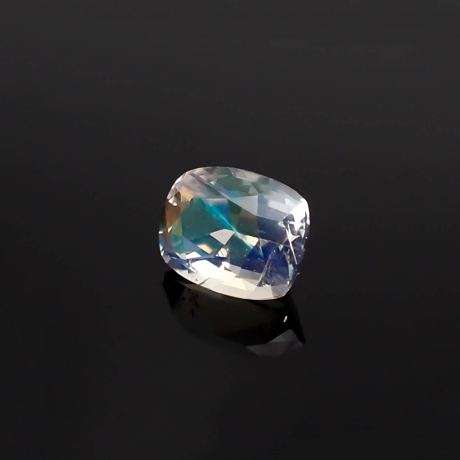 レインボームーンストーン(宝石名ラブラドライト)マダガスカル産 識別済 0.58ct / 5.6x4.4mm前後 [230119738]