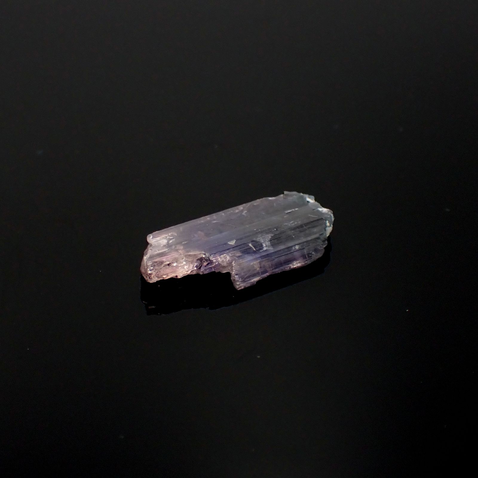 バイカラータンザナイト 原石(宝石名バイカラー・ゾイサイト)タンザニア産 5.750ct ソ付(彩珠)[230622313]21.8x9mm前後