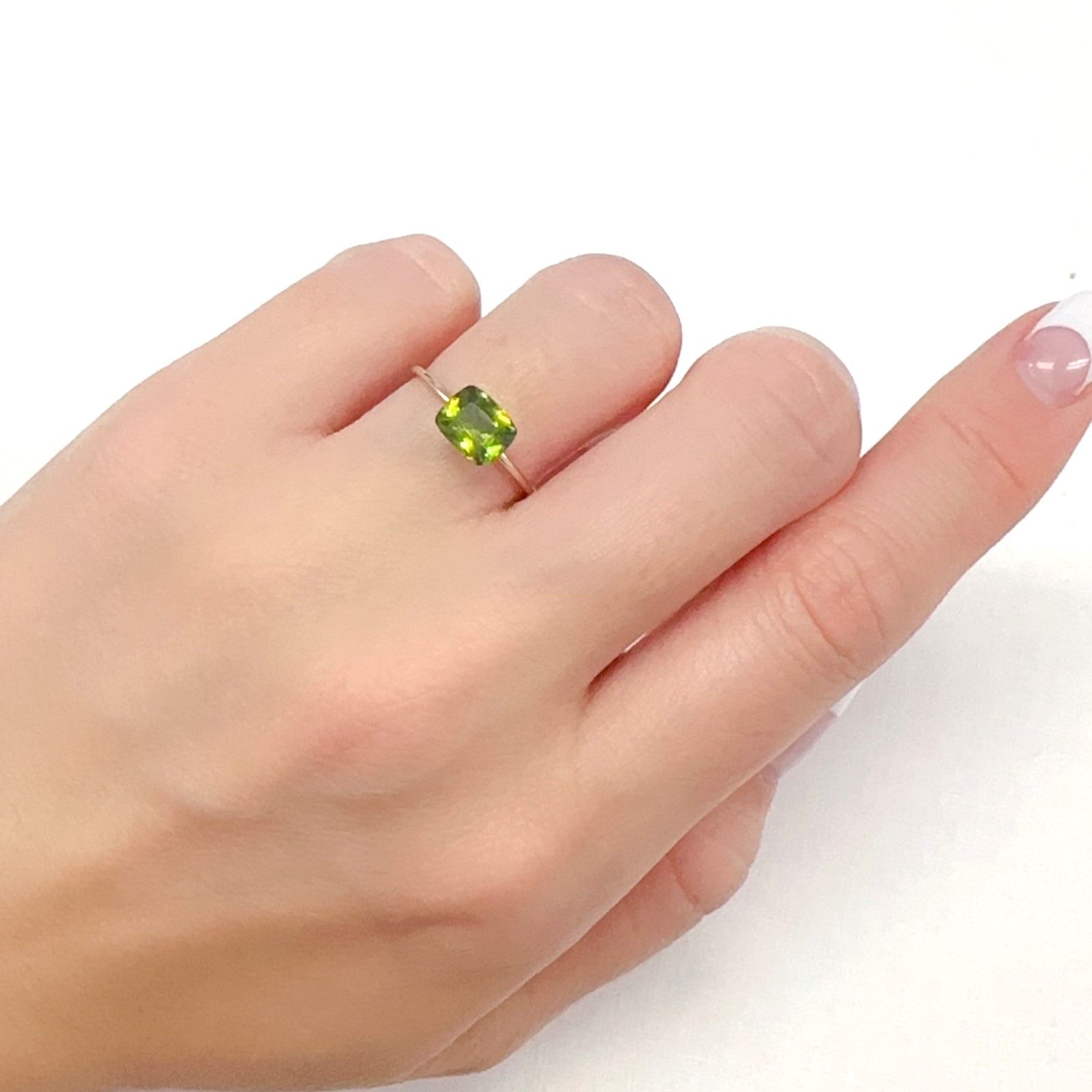 カラーチェンジスフェーン パキスタン産 1.10ct[231224766]7x5.6mm前後