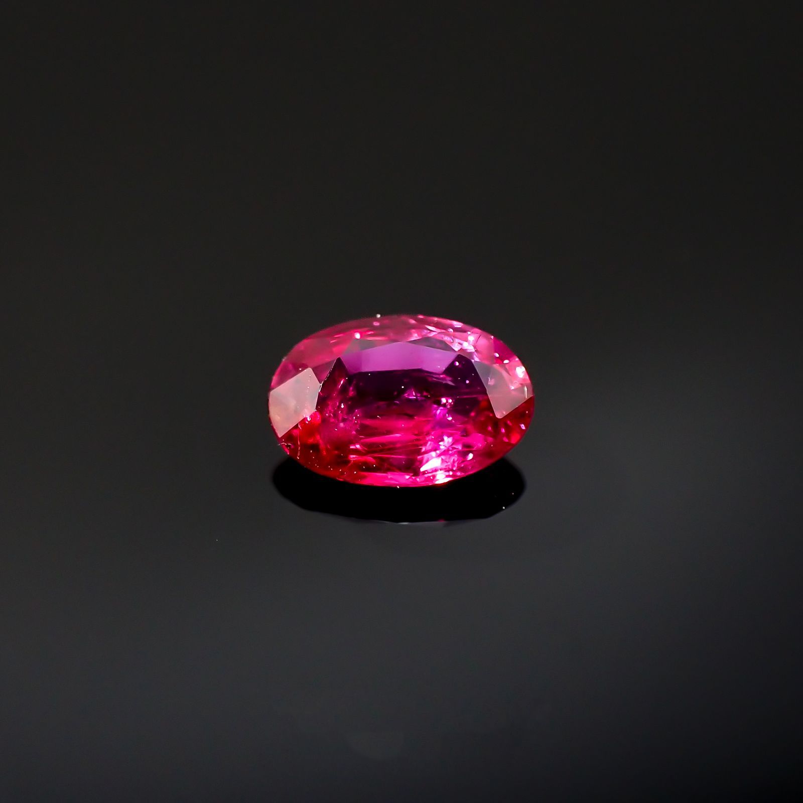 ルビー(宝石名ルビー)モザンビーク産 0.39ct 識別済[220616092]5.5x3.8mm前後