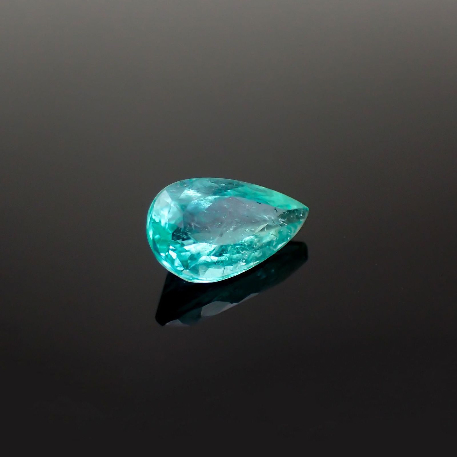 パライバトルマリン モザンビーク産 1.71ct / 10.8×6.4mm前後 [19111759]