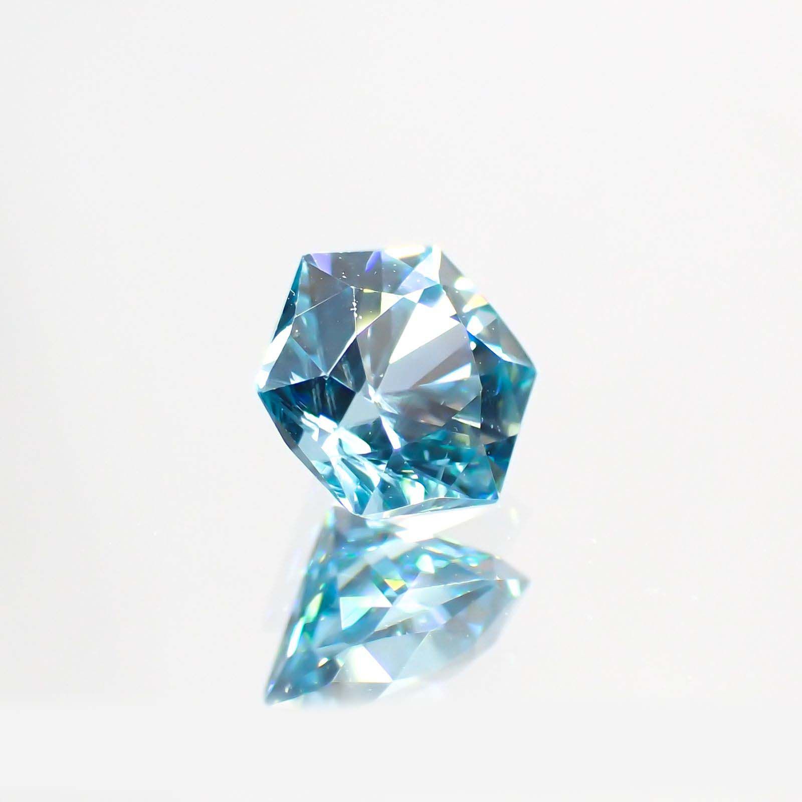 ◇ヘキサゴンカット◇ブルージルコン(宝石名ジルコン) カンボジア産 0.79ct 識別済[211013366]4.9×4.8mm前後
