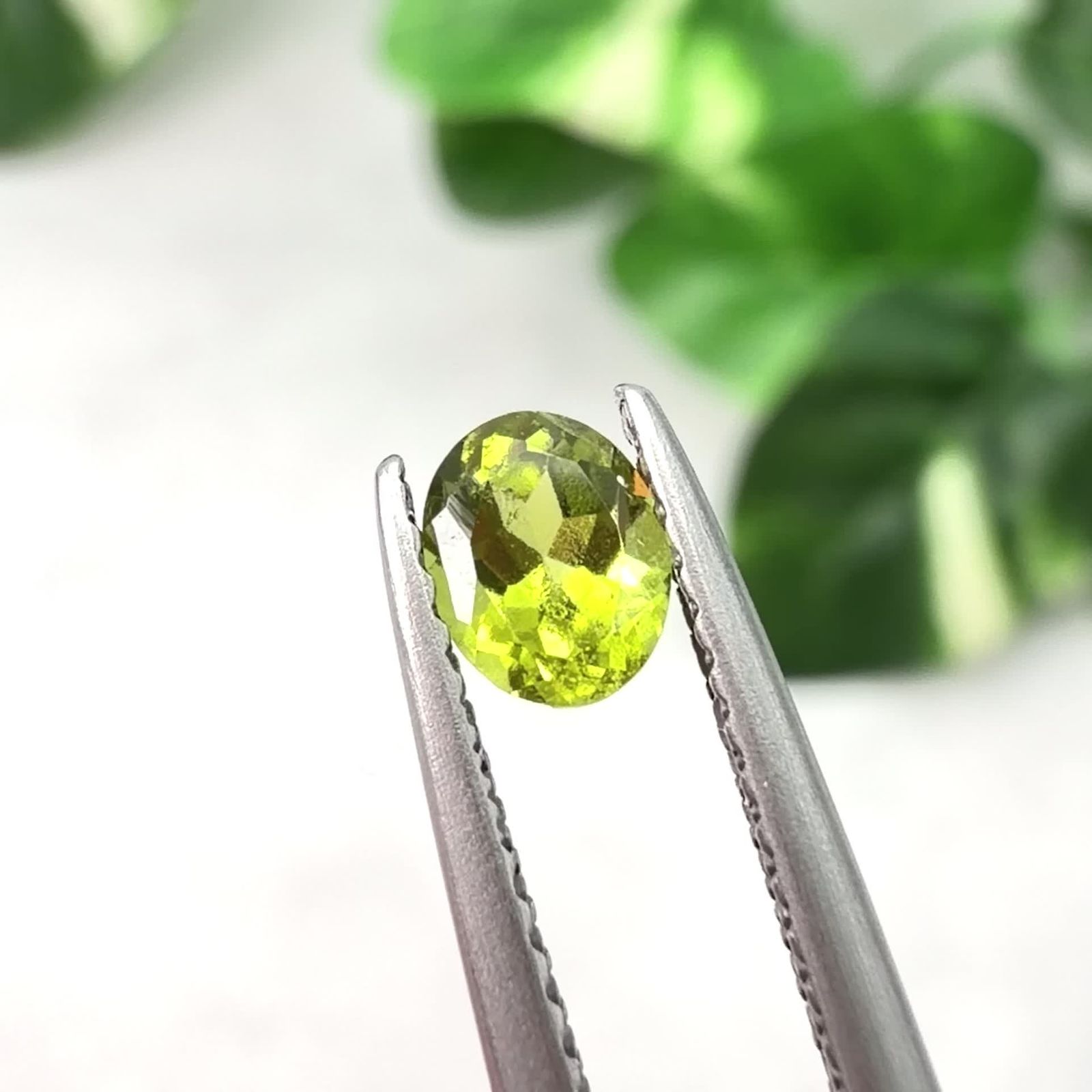 ベスビアナイト（アイドクレース）とは？宝石質が希少な理由と価値・亜