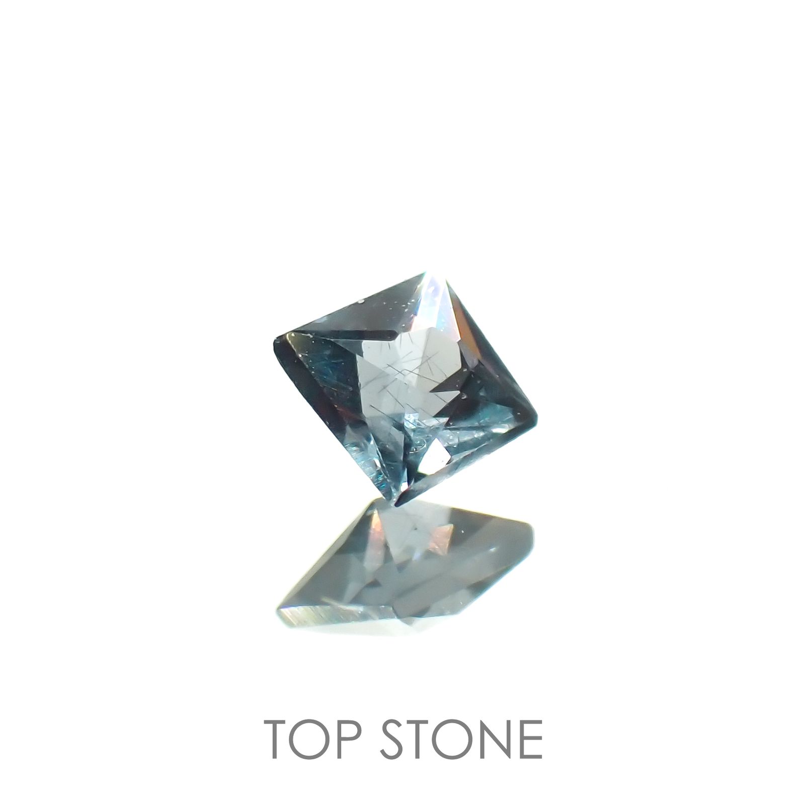 ◇プリンセスカット◇カラーチェンジガーネット アレキタイプ(宝石名ガーネット)マダガスカル・ベキリー産 0.091ct 識別済[221219409]2.4x2.4mm前後