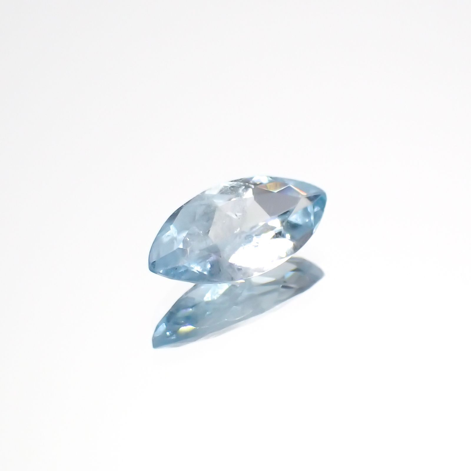 ユークレース(宝石名ブルー・ユークレース)コロンビア産 0.828ct ソ付(彩珠)[221018682]9.9x4.8mm前後