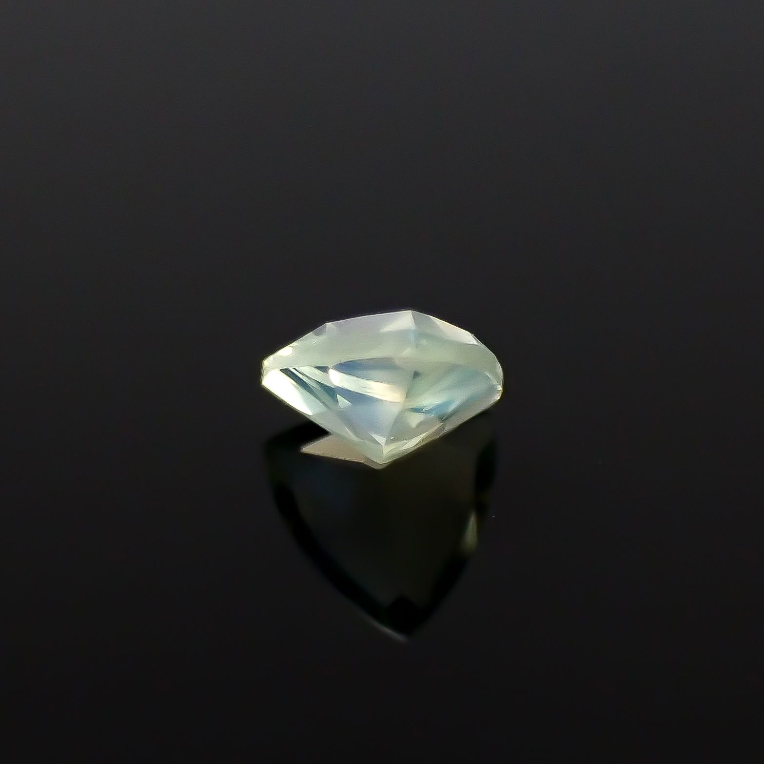 クリソベリルキャッツアイ スリランカ産 0.24ct [250329929]4x3.9mm前後