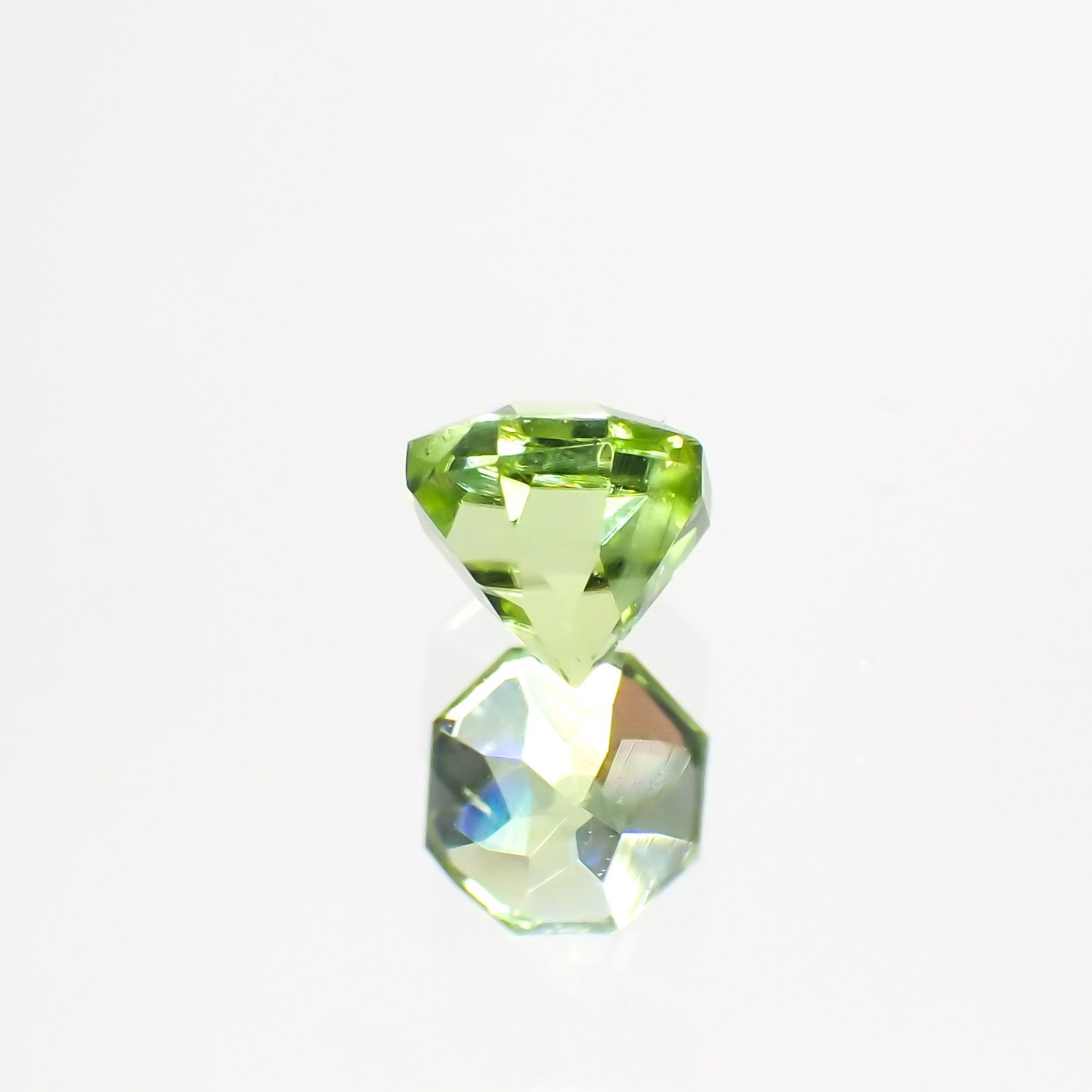 ◇オクタゴンカット◇ペリドット(宝石名ペリドット) パキスタン産 0.42ct 識別済[210913105]4.1×4mm前後