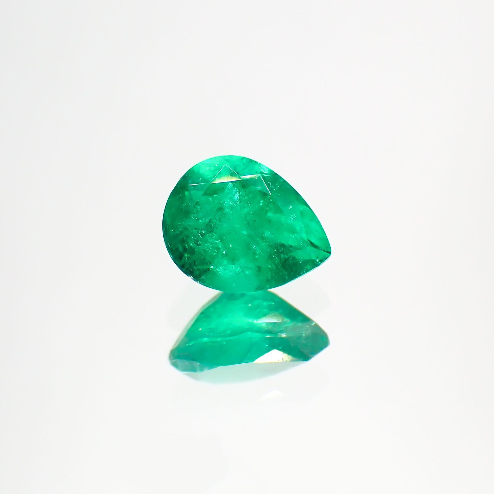 エメラルド(宝石名エメラルド) コロンビア産 0.38ct 識別済[20118358]5.7×4.4mm前後