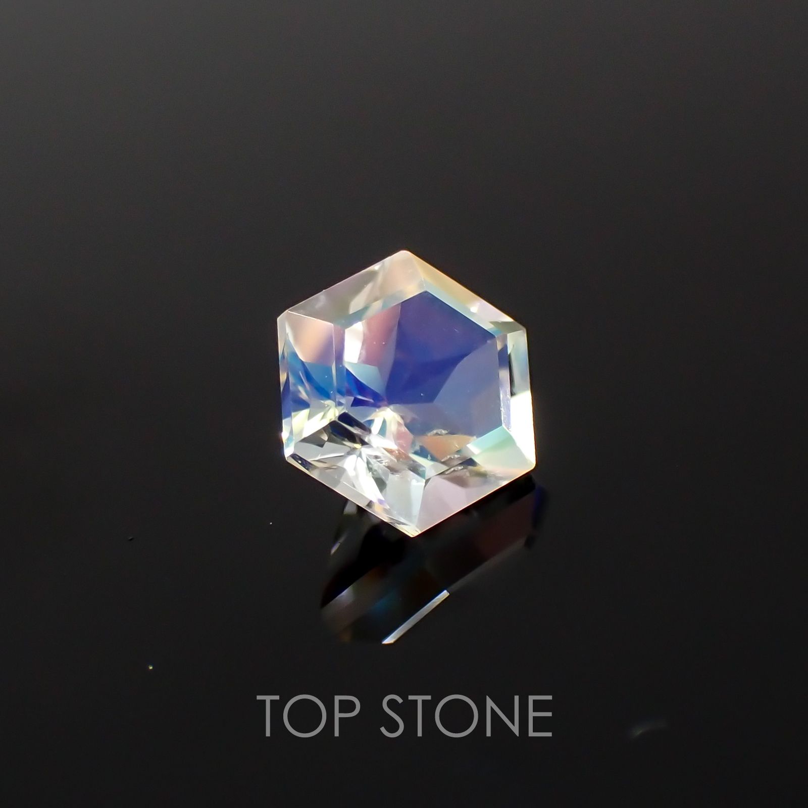 ◇ヘキサゴンカット◇レインボームーンストーン(アンデシンラブラドライト) SA マダガスカル産 ルース 0.56ct[21059775]5.1×5mm前後