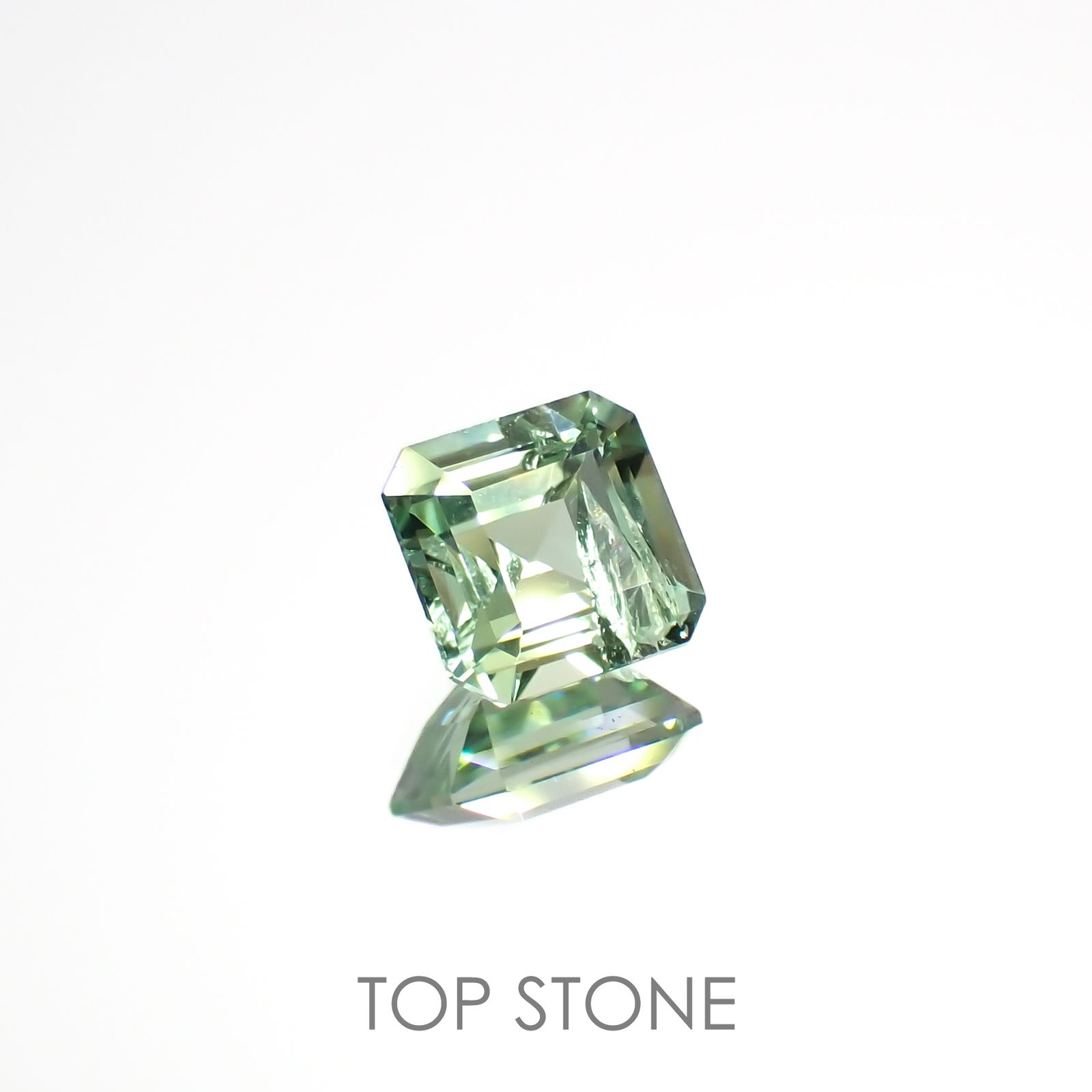 バナジウムコーネルピン(宝石名コーネルピン)タンザニア・タンガ州産 0.57ct 識別済[220716764]4.9x4.8mm前後