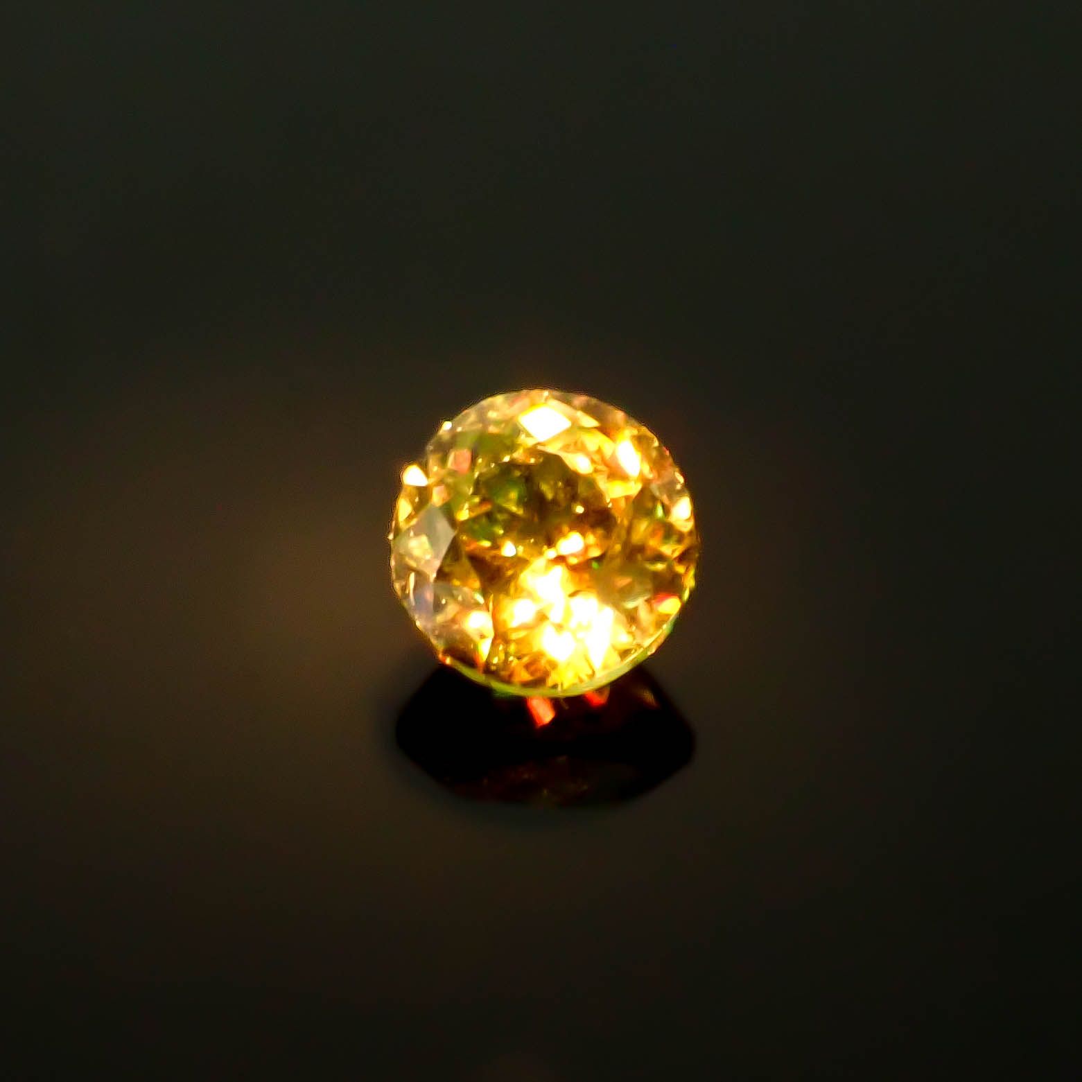 カラーチェンジスフェーン パキスタン産 0.14ct / 3x3mm前後 [250931067]