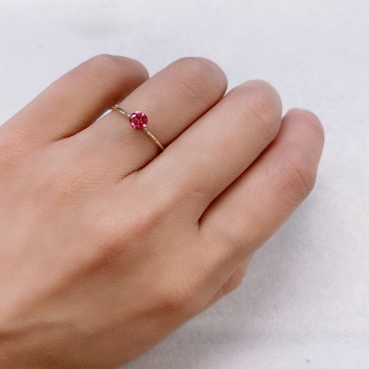 ホットピンクスピネル タンザニア産 ルース 0.35ct[210812587]4.2×4.2mm前後