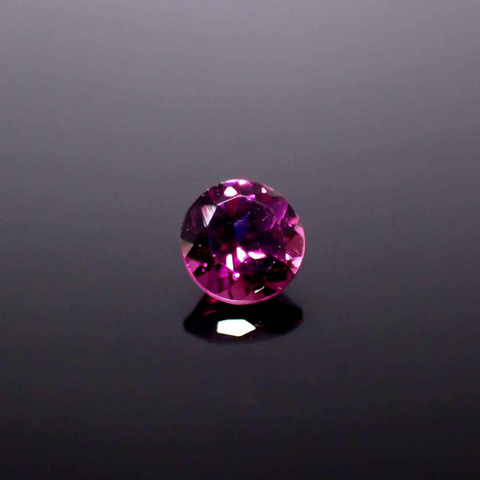 グレープガーネット ブラジル産 0.64ct / 5x5mm前後 [250931148]