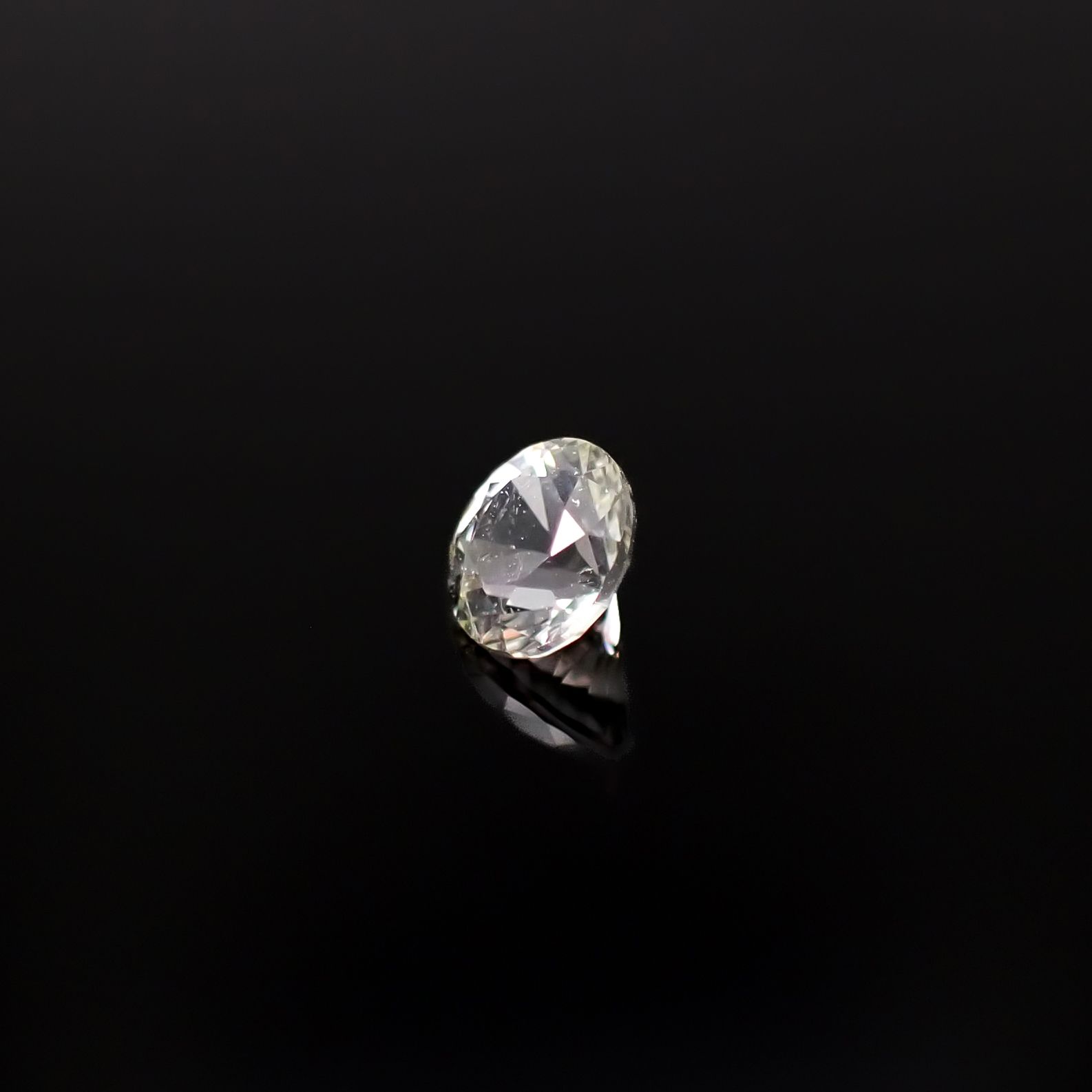 アクロアイト ナイジェリア産 0.25ct / 4x4mm前後 [251231355]