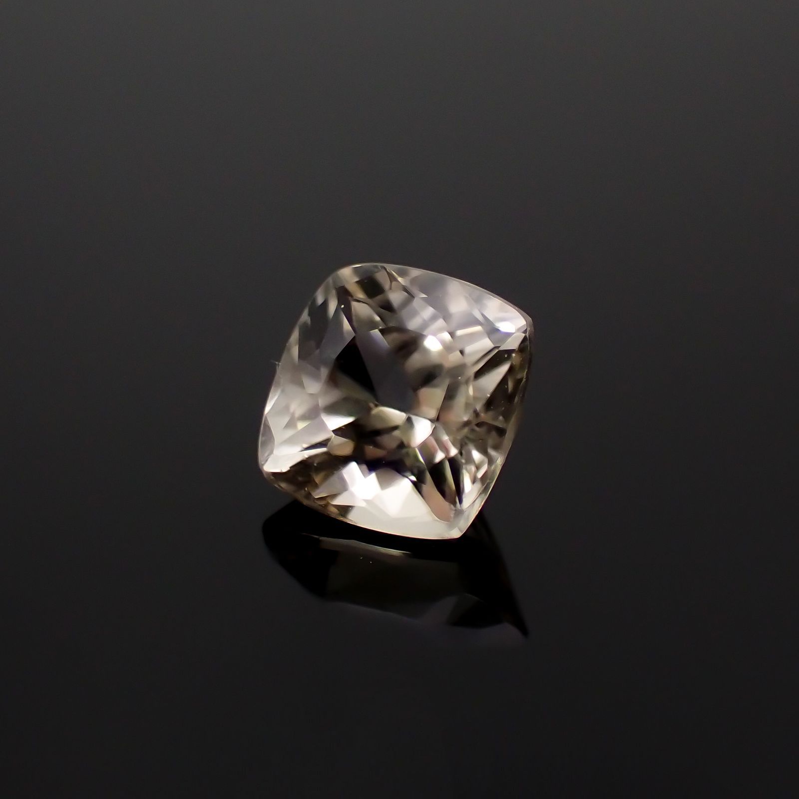ゴールデンフェナカイト(宝石名ライトイエロー・フェナカイト)ブラジル産 1.128ct ソ付(彩珠)[241018576]6.2x6.1mm前後