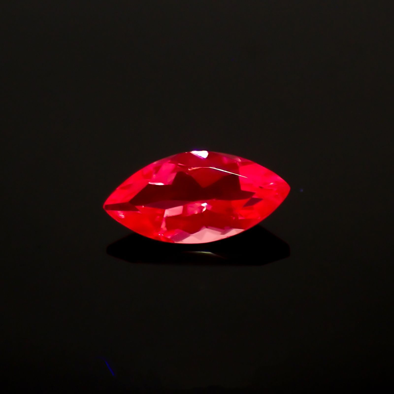 ホットピンクスピネル(宝石名ピンク・スピネル)タンザニア産 0.35ct 識別済[230823040]7x3.4mm前後