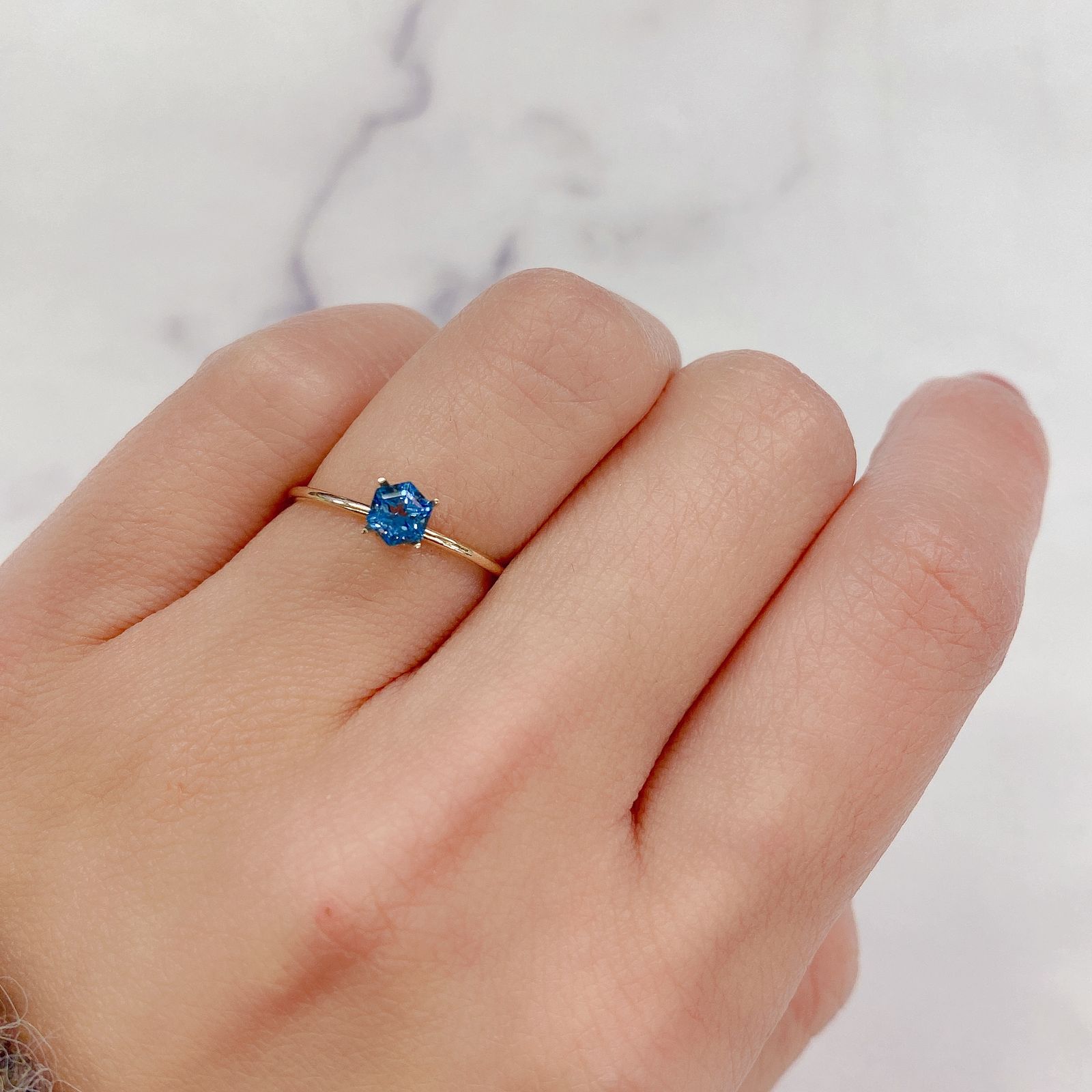 <ランダムセレクト1個販売> ◇ヘキサゴンカット◇スイスブルートパーズSA(宝石名ブルー・トパーズ) ブラジル産 0.37ct前後 識別済[210310177]4×4mm前後