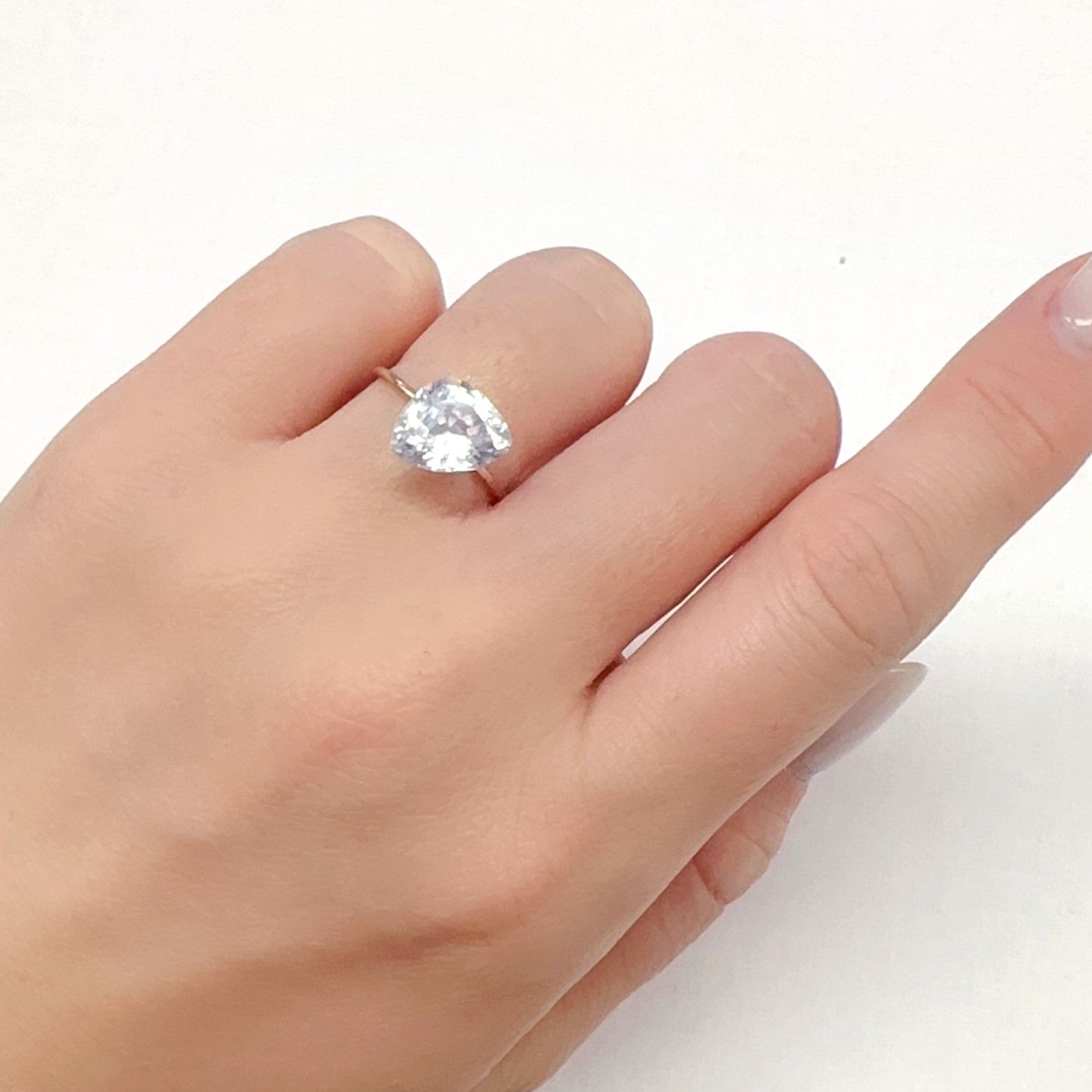 レインボームーンストーン(宝石名ラブラドライト)マダガスカル産 2.426ct ソ付(彩珠)[240326932]10.7x8.5mm前後