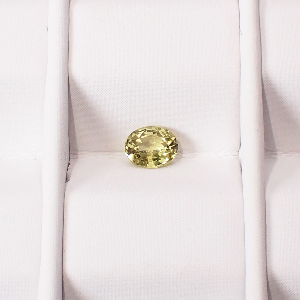 イエローサファイア スリランカ/マダガスカル産 0.25ct / 4.1x3.3mm前後 [250931138]