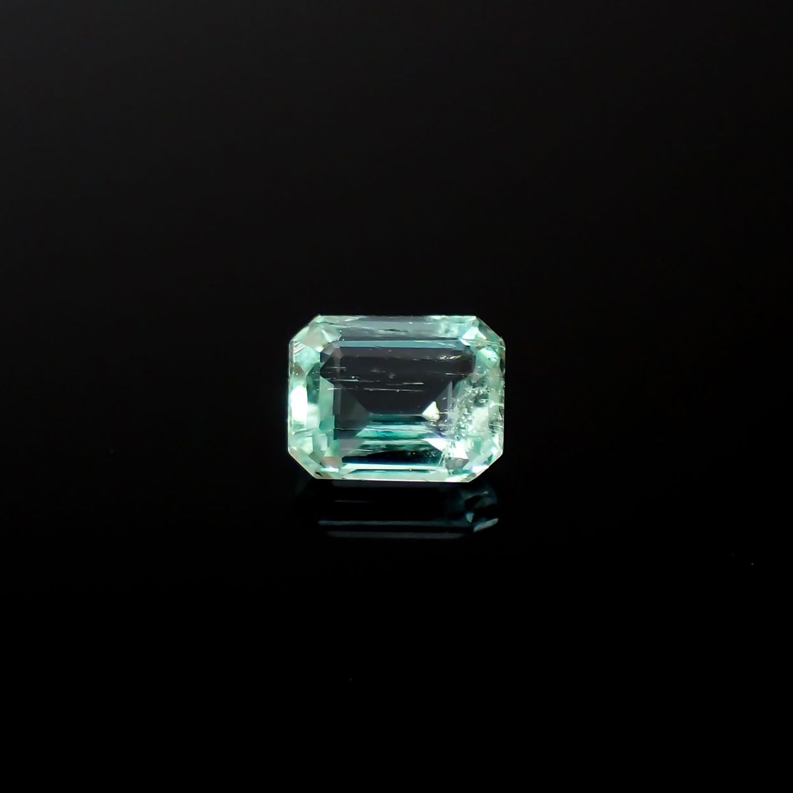パステルカラーエメラルド コロンビア産 0.15ct / 3.5x2.8mm前後 [240225952]