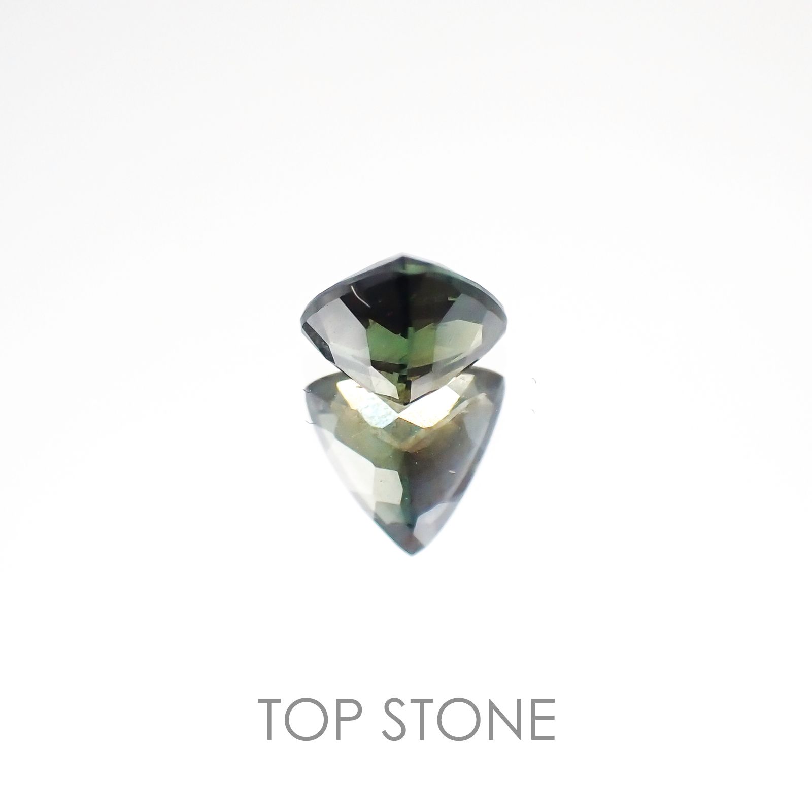 ゴールドシーンサファイア 非加熱(宝石名シーン・サファイア) ケニア産 0.745ct ソ付(彩珠)[20107116]5.5×5.7mm前後