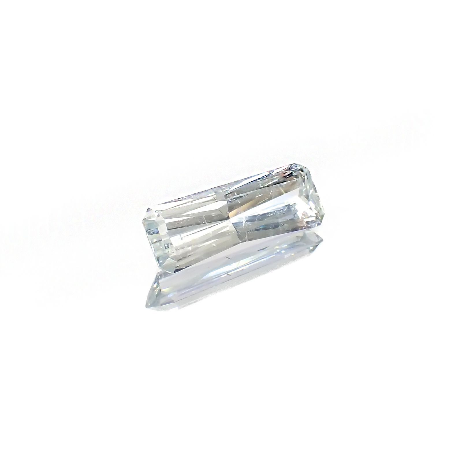 ジェレメジェバイト(宝石名エレメジェバイト)ナミビア産 ソ付(彩珠) 3.221ct / 16x5.8mm前後 [220616458]