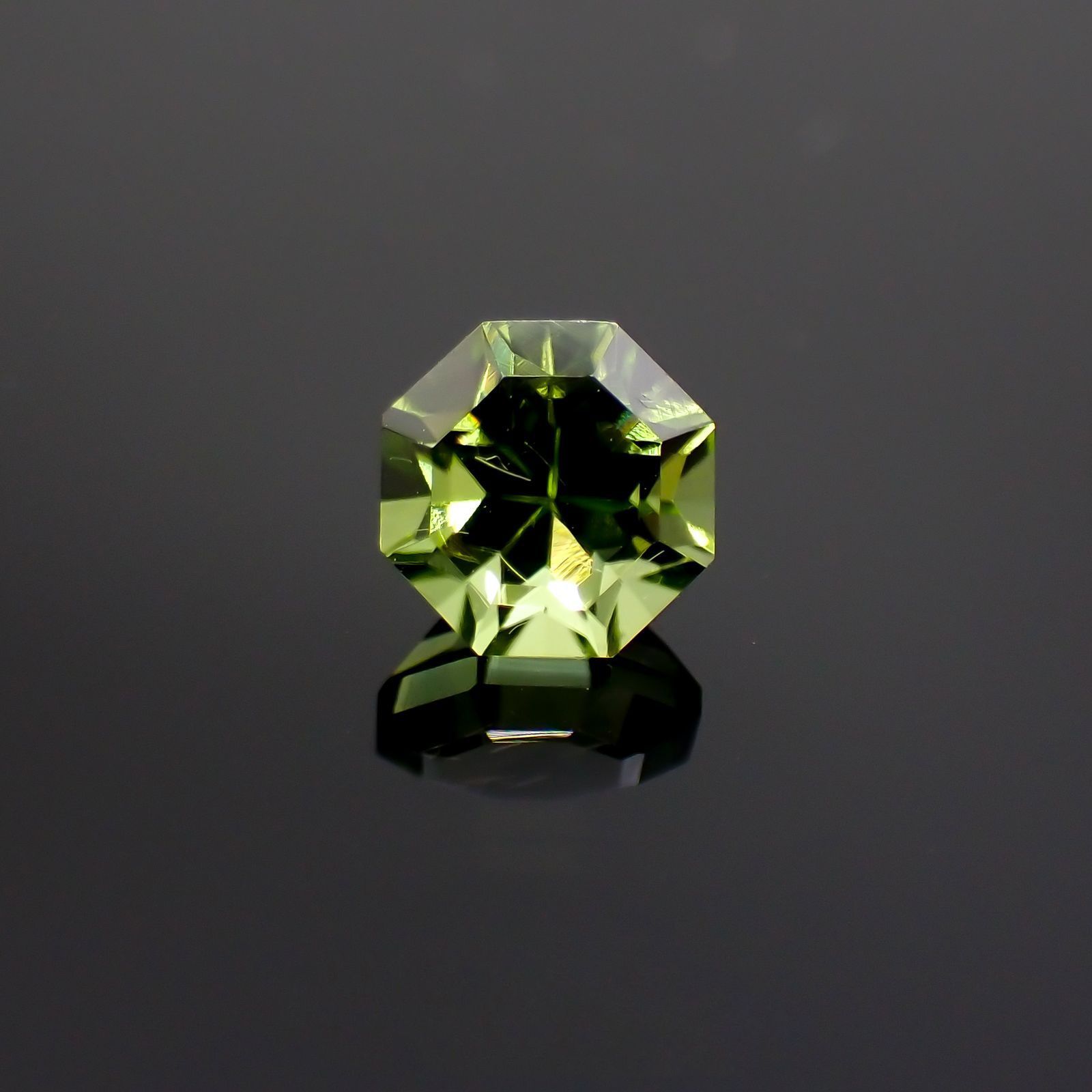 ◇オクタゴンカット◇ペリドット(宝石名ペリドット) パキスタン産 0.75ct 識別済[251013112]5.1×5mm前後
